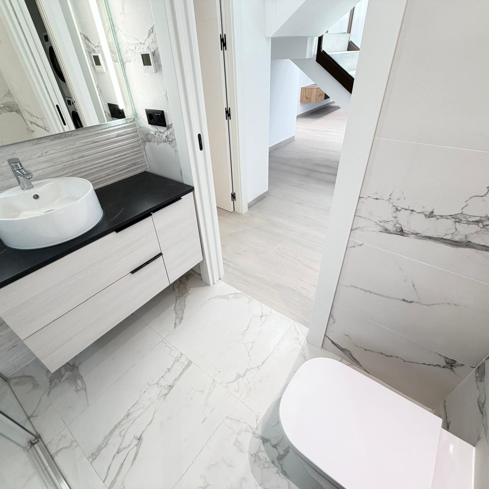 Villa de Lujo de Nueva Construcción con Piscina Privada en Finestrat .