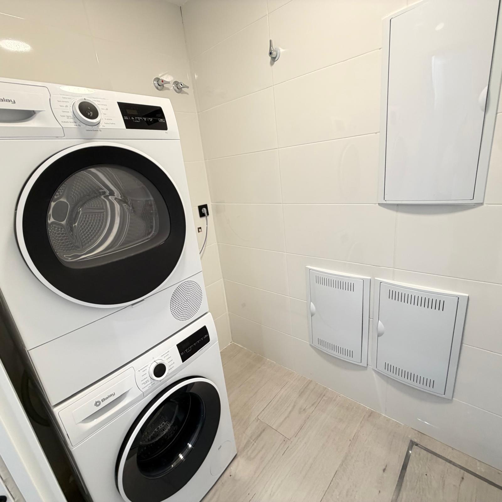 Villa de Lujo de Nueva Construcción con Piscina Privada en Finestrat .