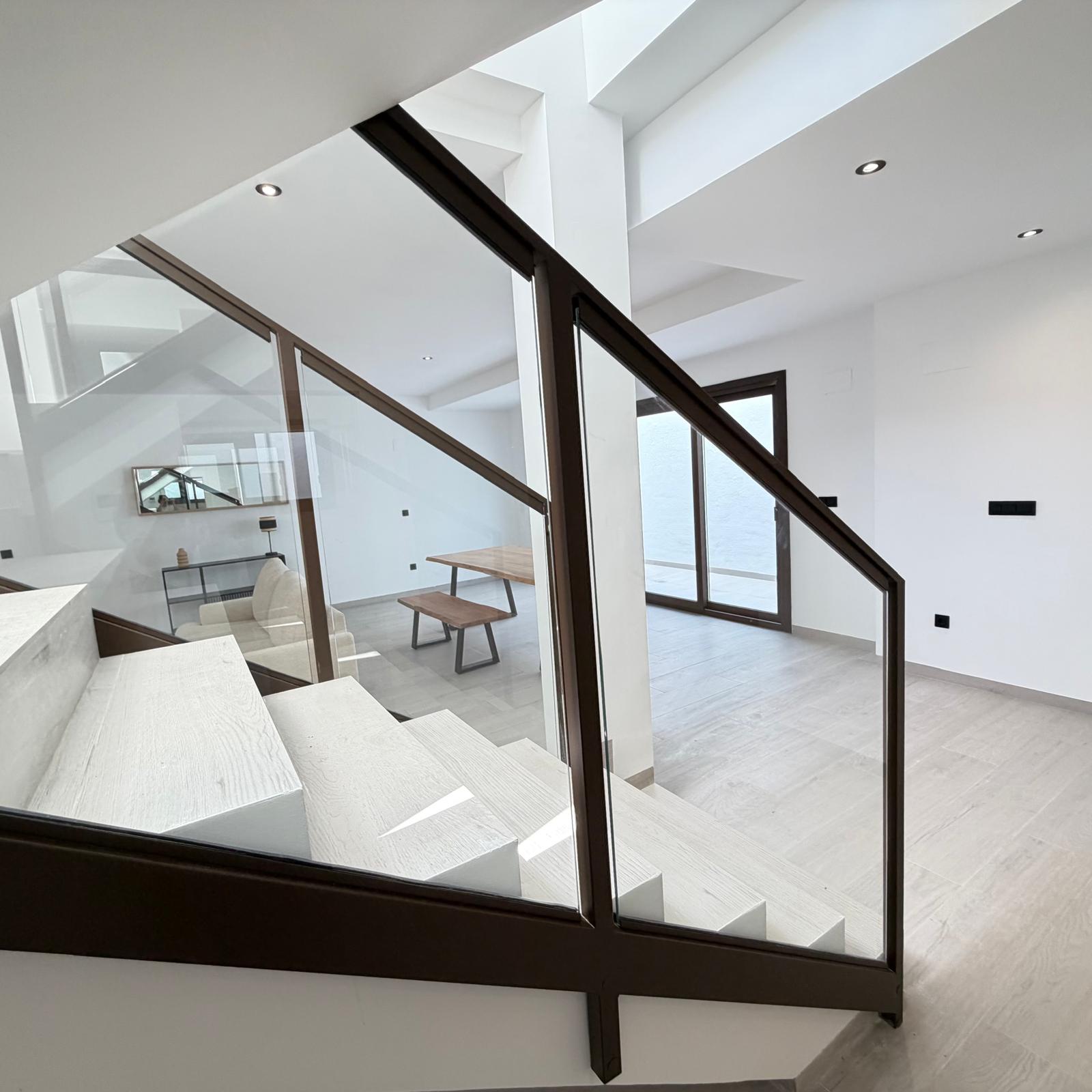 Villa de Lujo de Nueva Construcción con Piscina Privada en Finestrat .