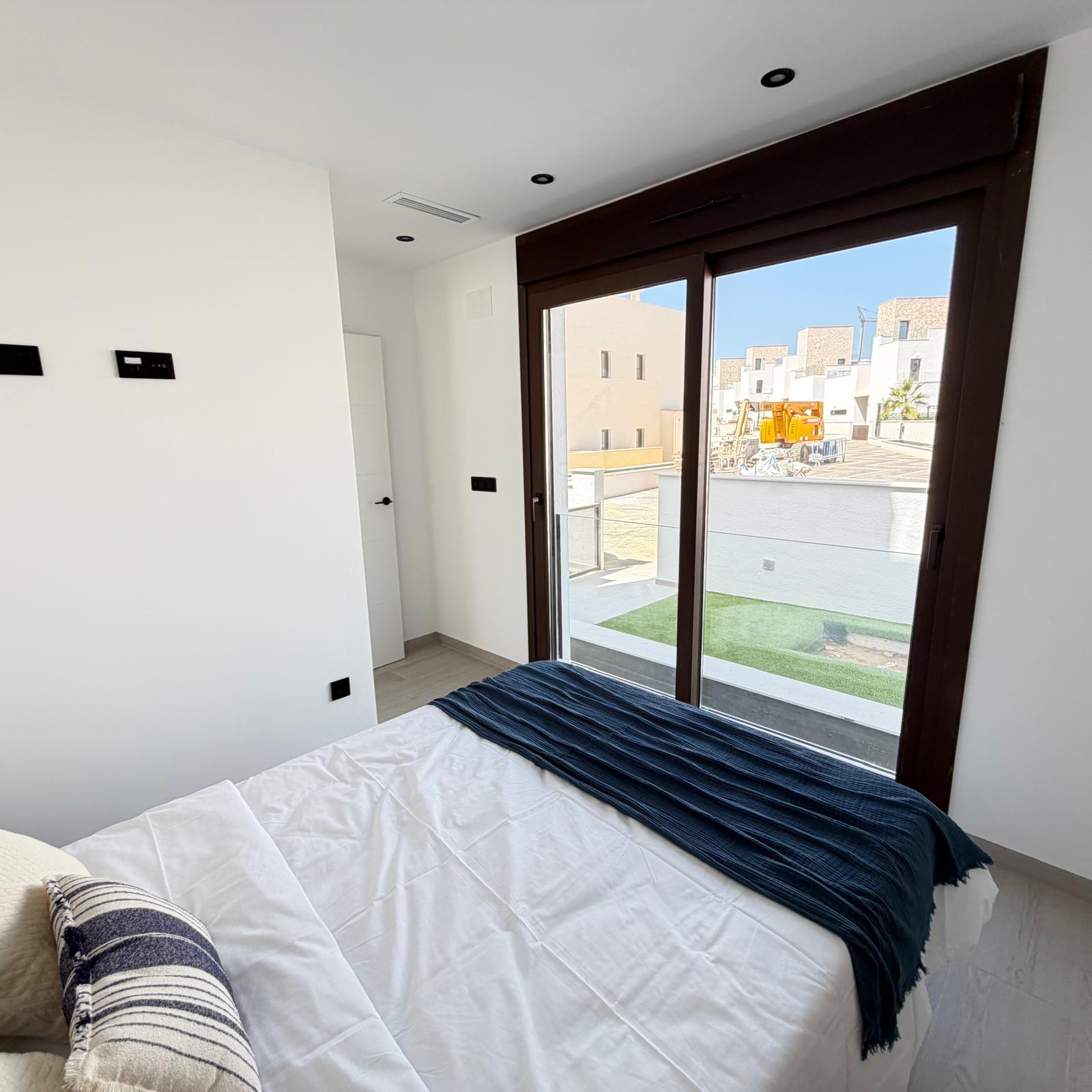 Villa de Lujo de Nueva Construcción con Piscina Privada en Finestrat .