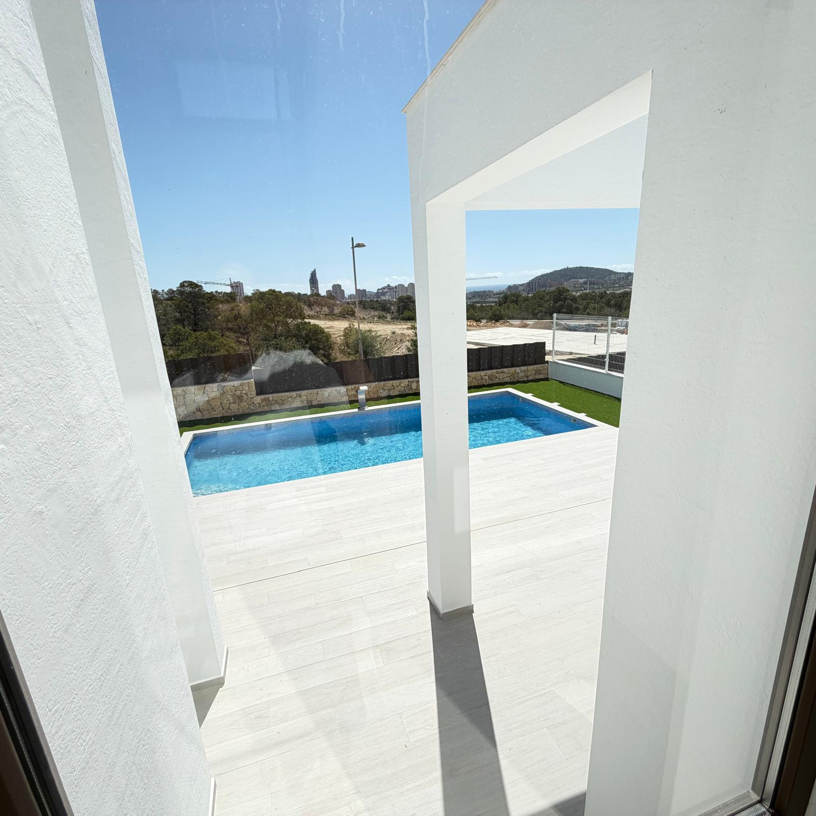 Villa de Lujo de Nueva Construcción con Piscina Privada en Finestrat .
