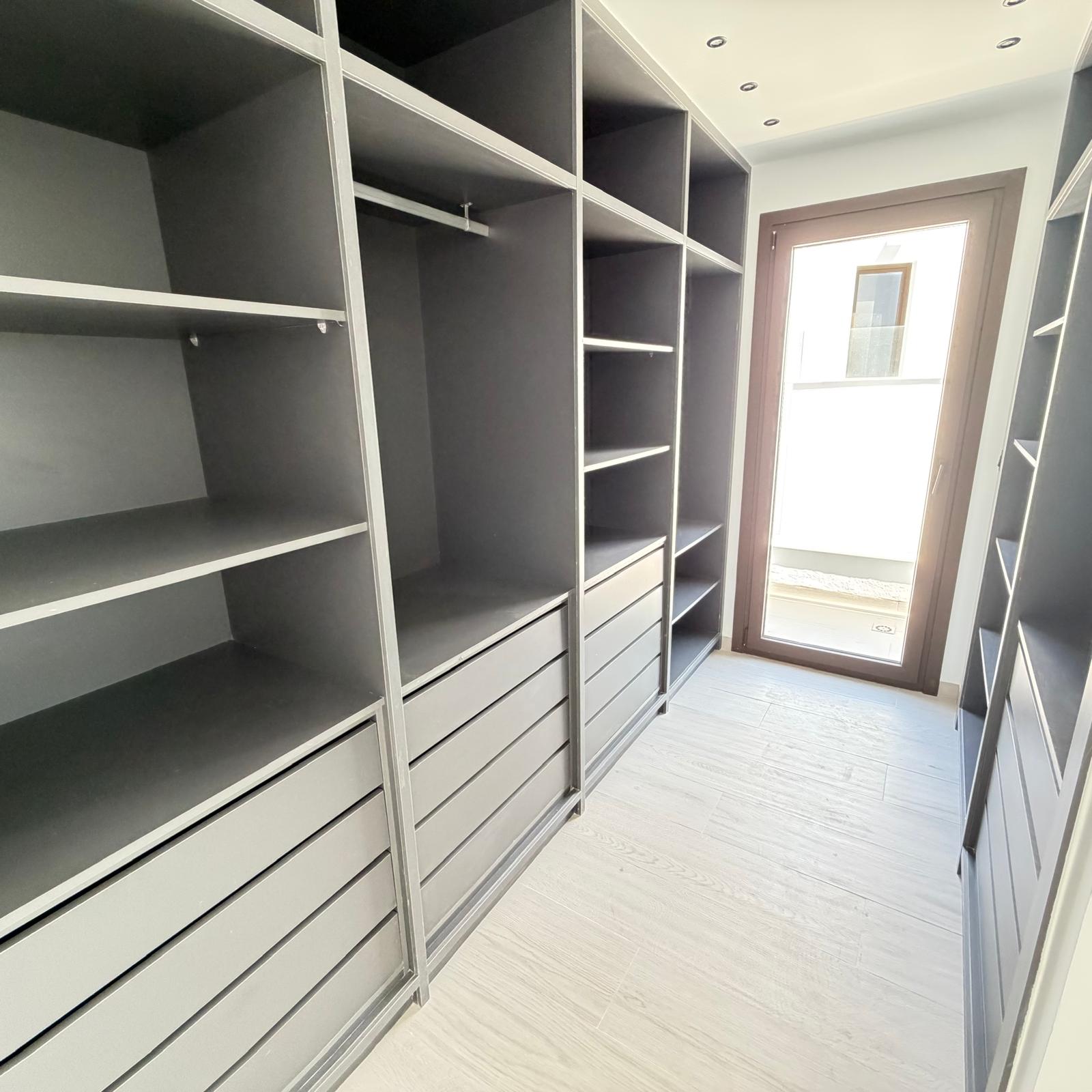 Villa de Lujo de Nueva Construcción con Piscina Privada en Finestrat .