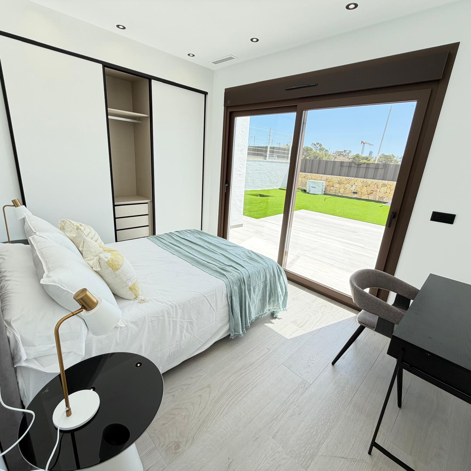 Villa de Lujo de Nueva Construcción con Piscina Privada en Finestrat .