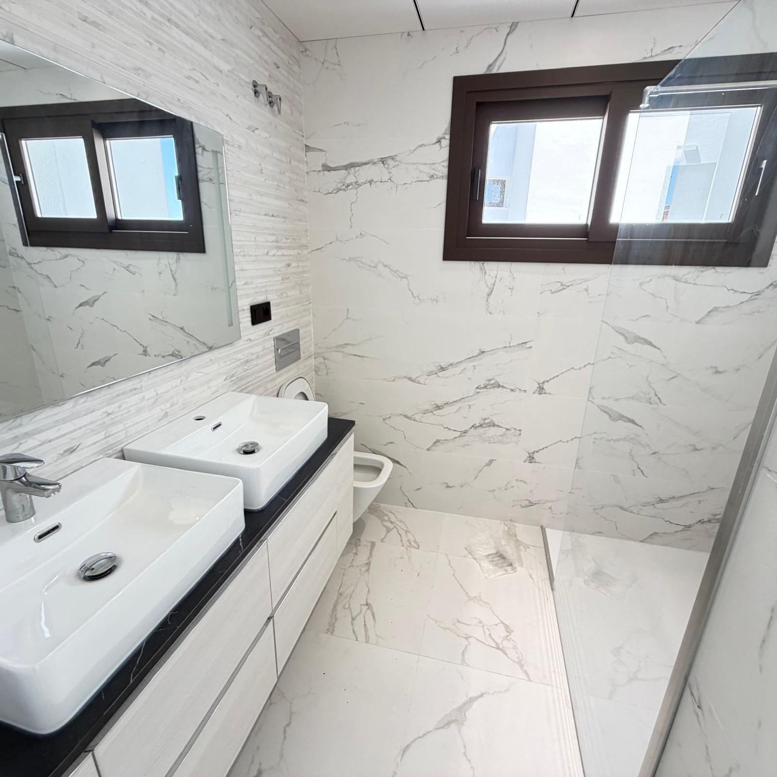 Villa de Lujo de Nueva Construcción con Piscina Privada en Finestrat .