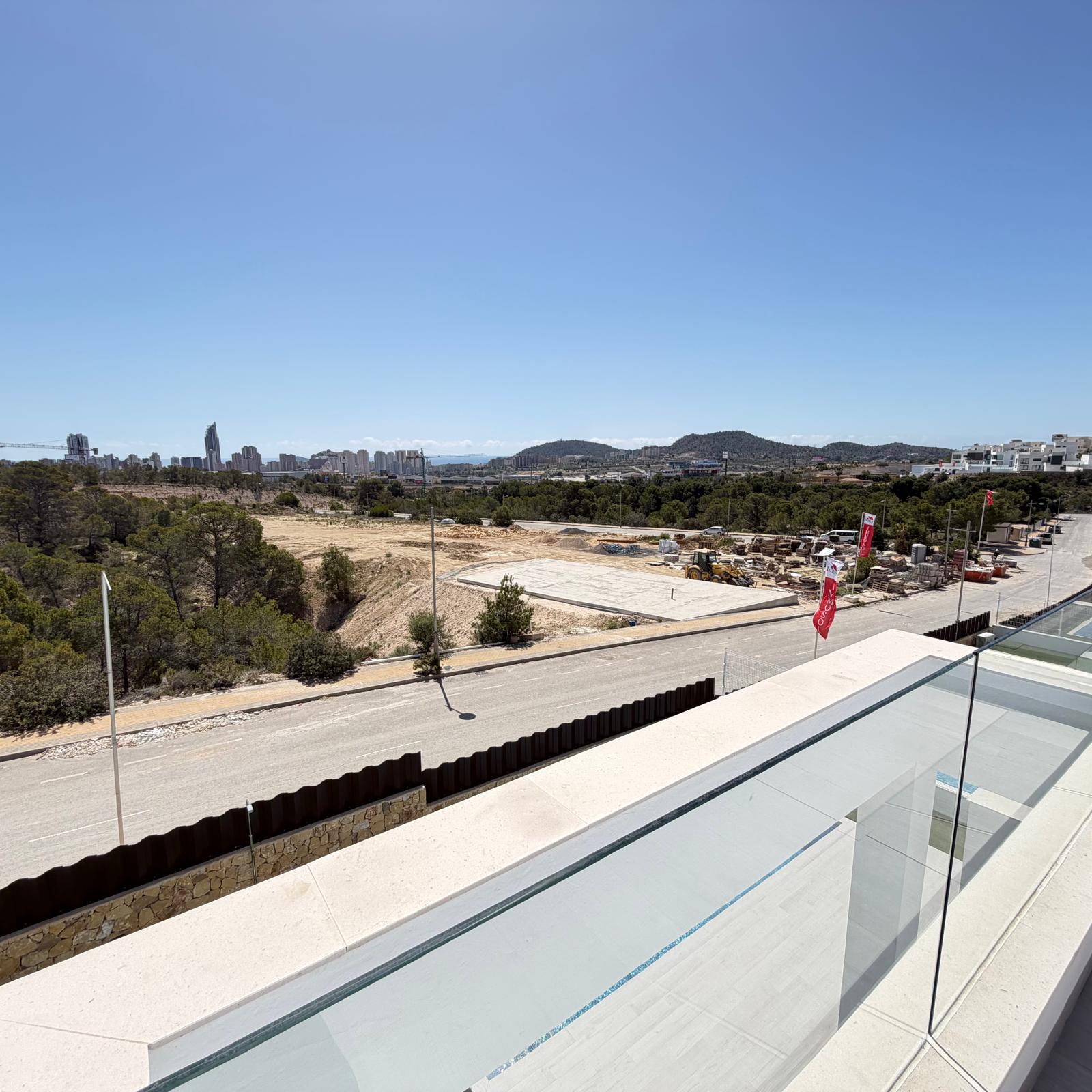 Villa de Lujo de Nueva Construcción con Piscina Privada en Finestrat .