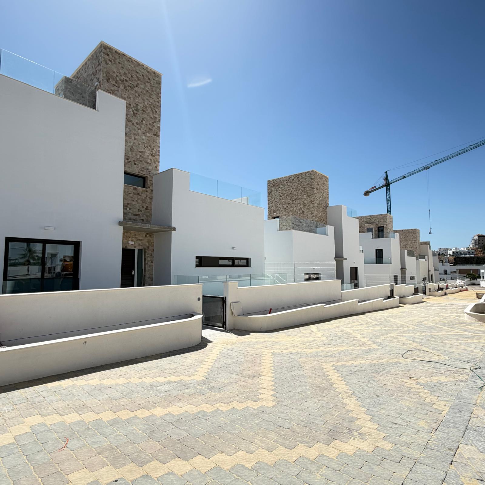 Villa de Lujo de Nueva Construcción con Piscina Privada en Finestrat .