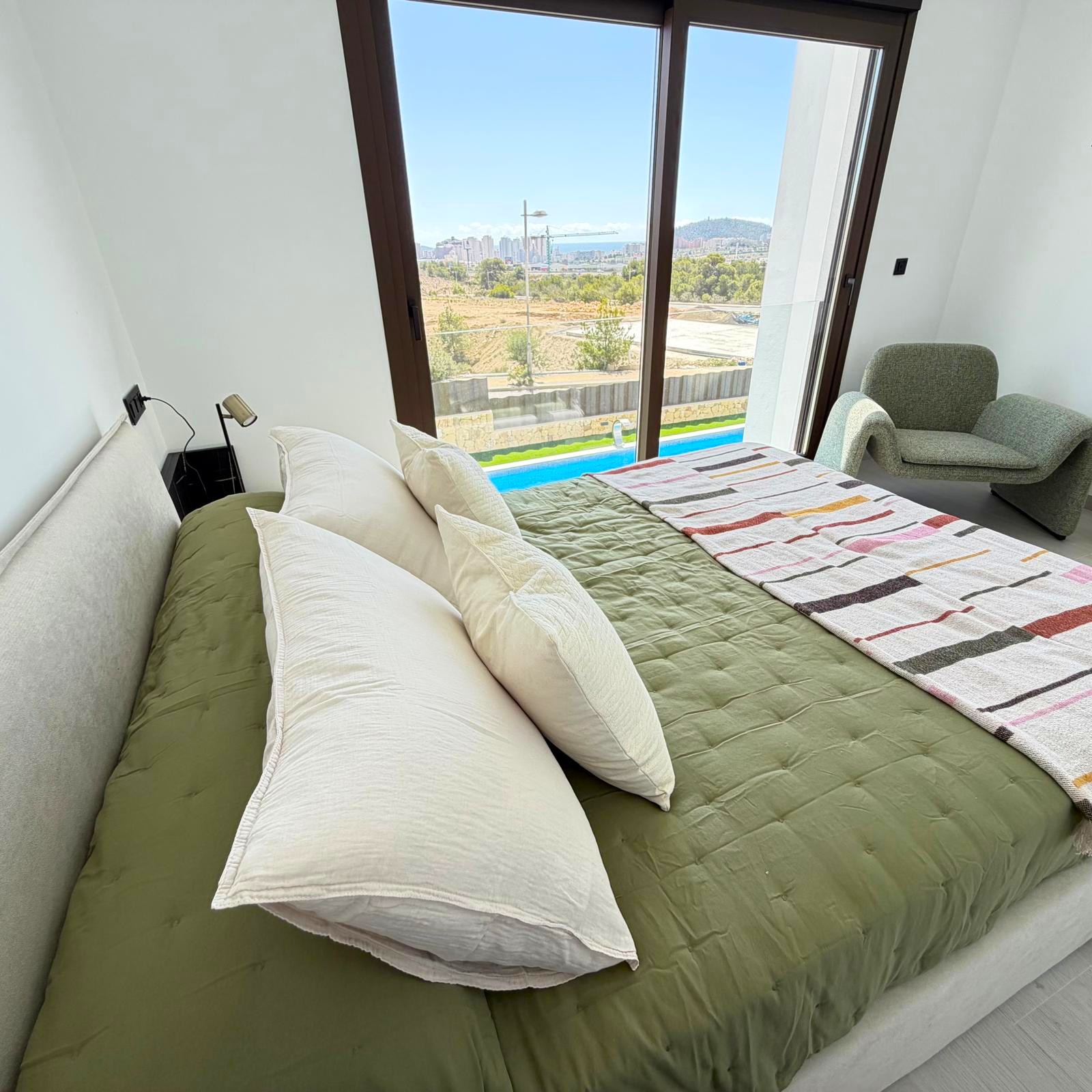 Villa de Lujo de Nueva Construcción con Piscina Privada en Finestrat .