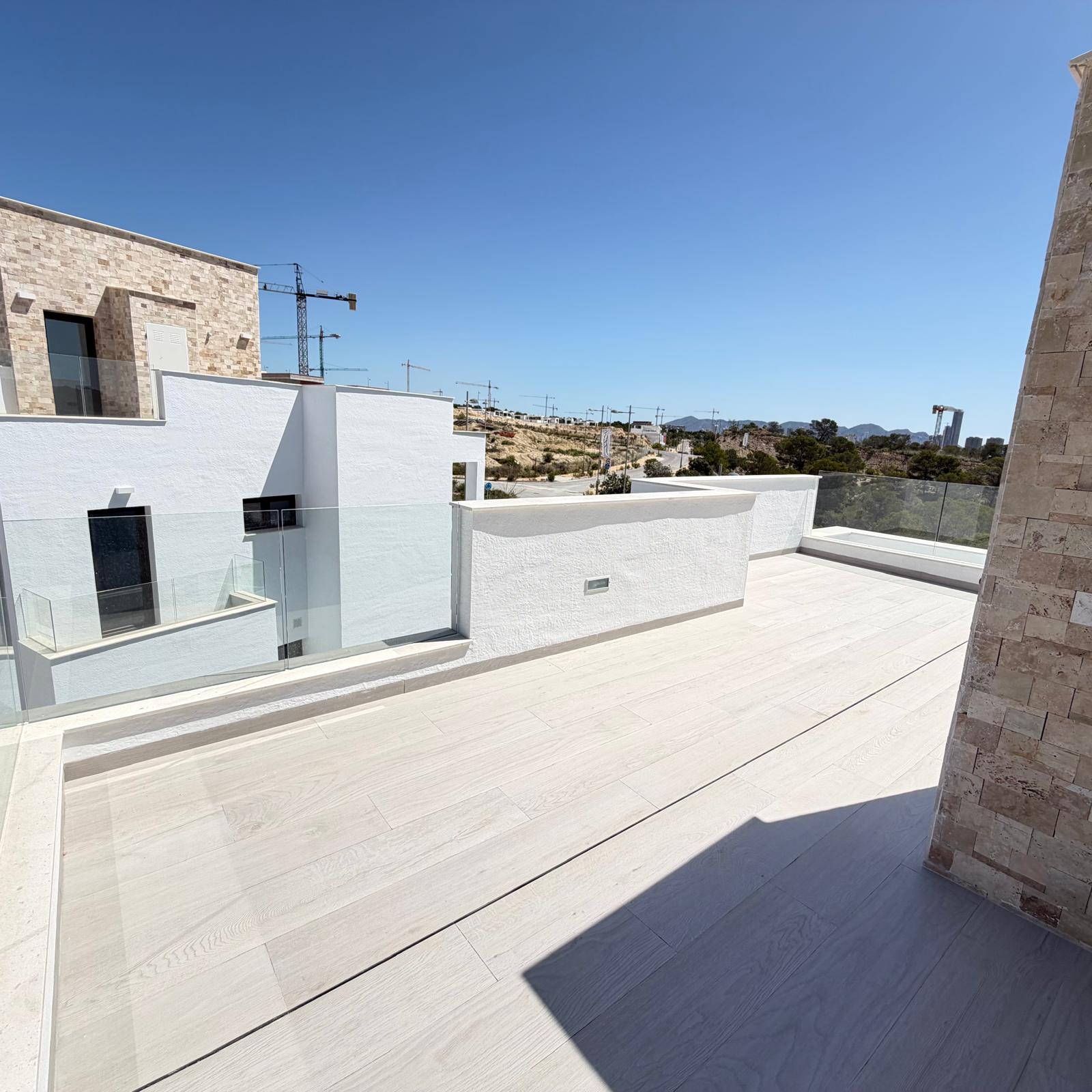Villa de Lujo de Nueva Construcción con Piscina Privada en Finestrat .