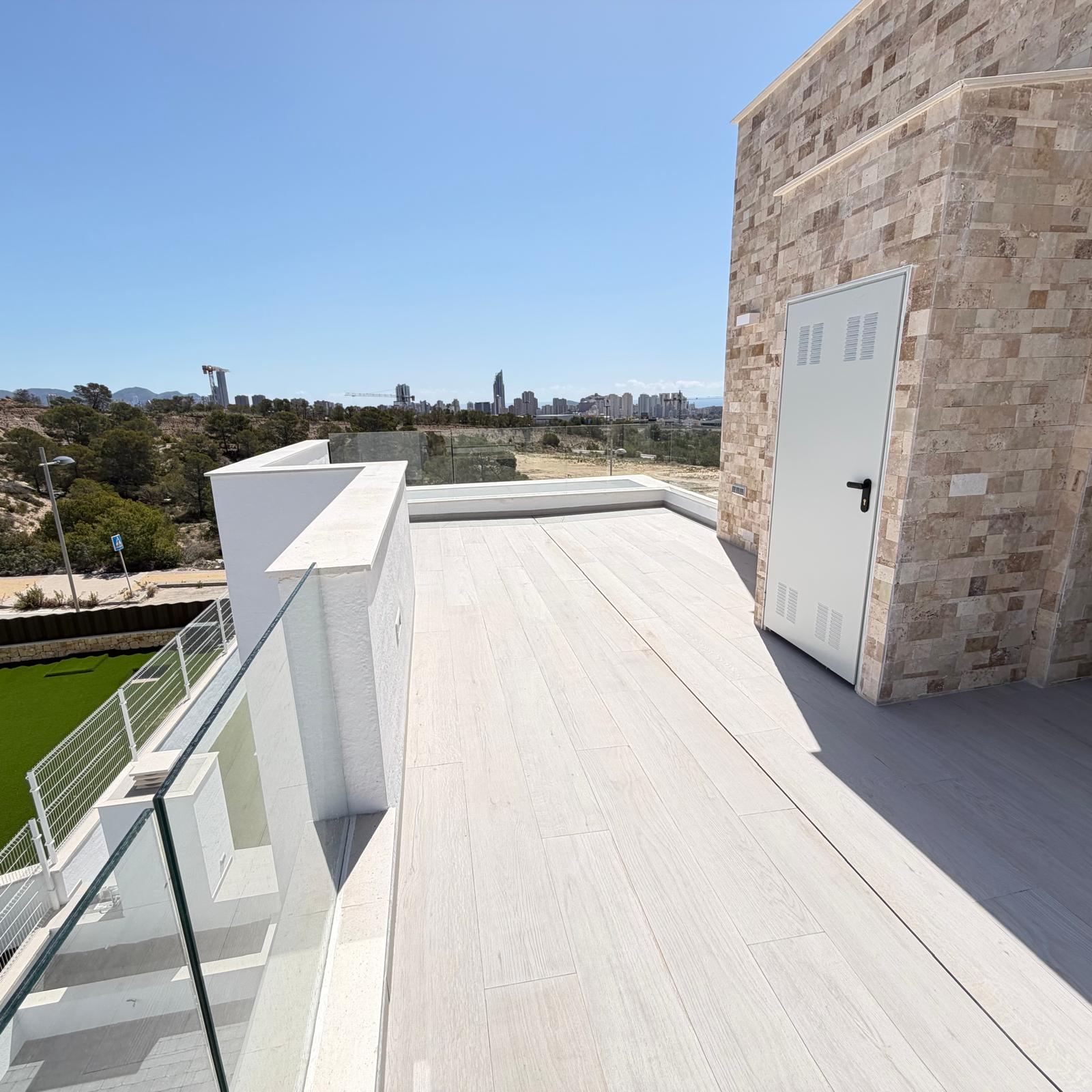 Villa de Lujo de Nueva Construcción con Piscina Privada en Finestrat .