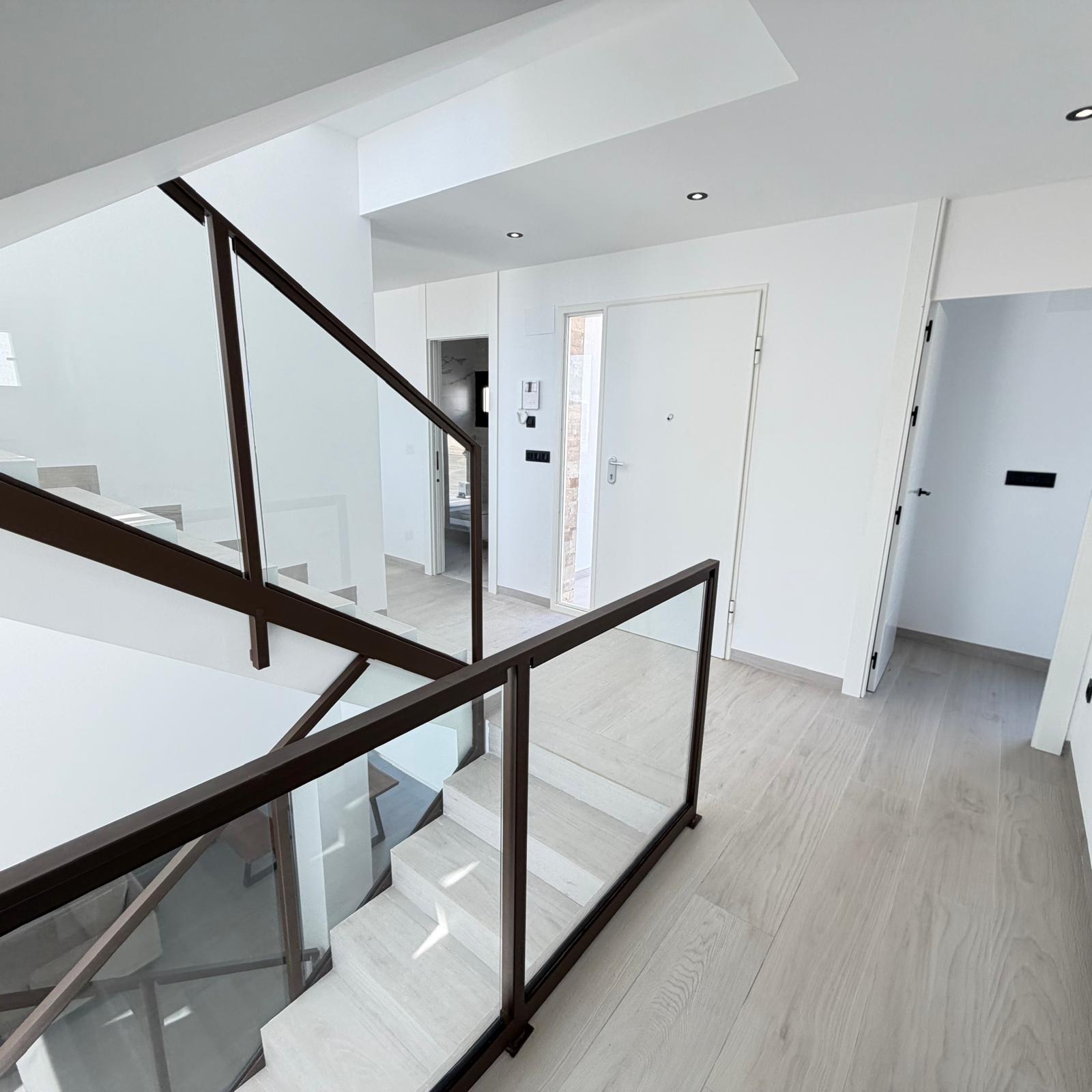 Villa de Lujo de Nueva Construcción con Piscina Privada en Finestrat .