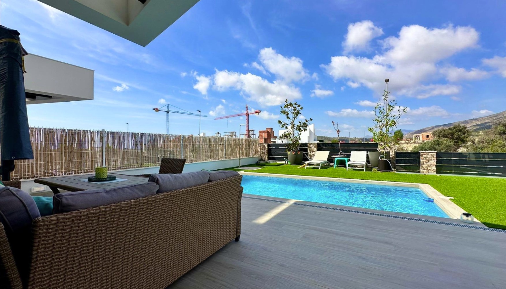 RENTAL OF MAGNIFICENT VILLA FOR LONG TERM IN FINESTRAT.