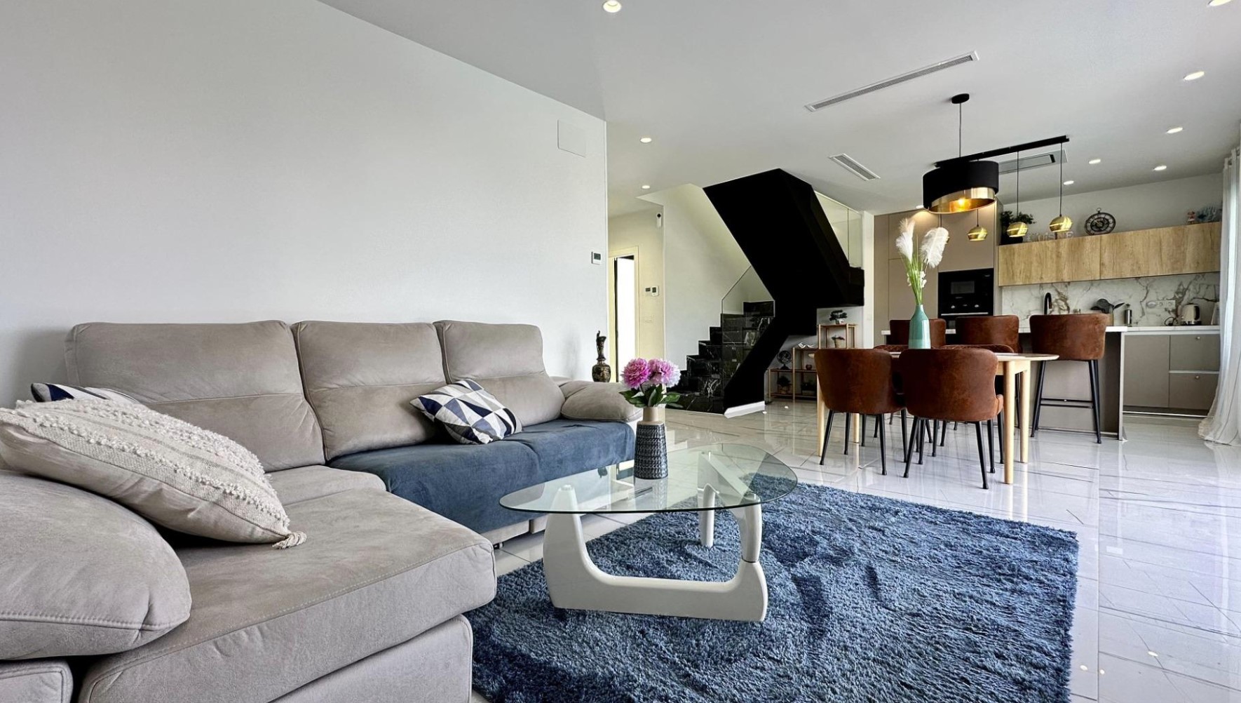 RENTAL OF MAGNIFICENT VILLA FOR LONG TERM IN FINESTRAT.