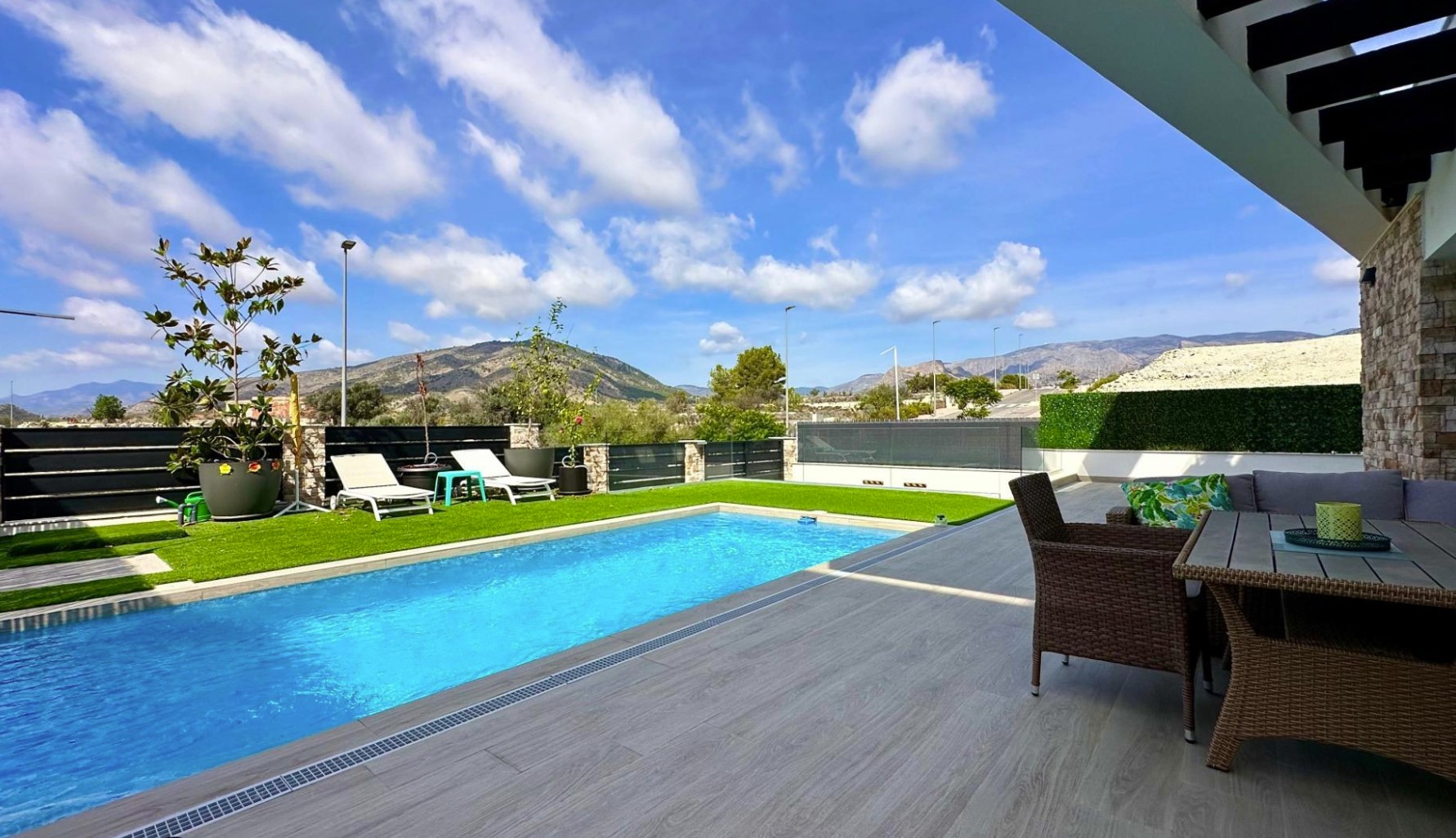 RENTAL OF MAGNIFICENT VILLA FOR LONG TERM IN FINESTRAT.
