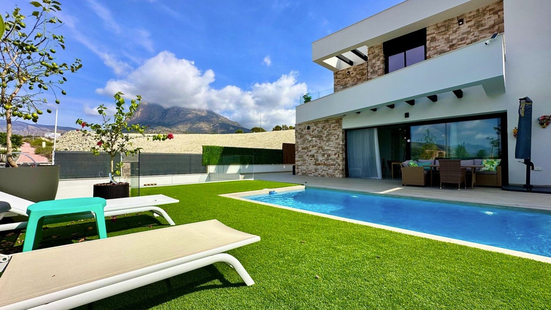 RENTAL OF MAGNIFICENT VILLA FOR LONG TERM IN FINESTRAT.