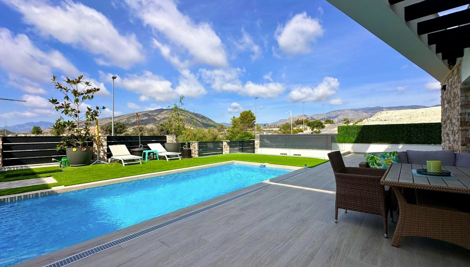 RENTAL OF MAGNIFICENT VILLA FOR LONG TERM IN FINESTRAT.
