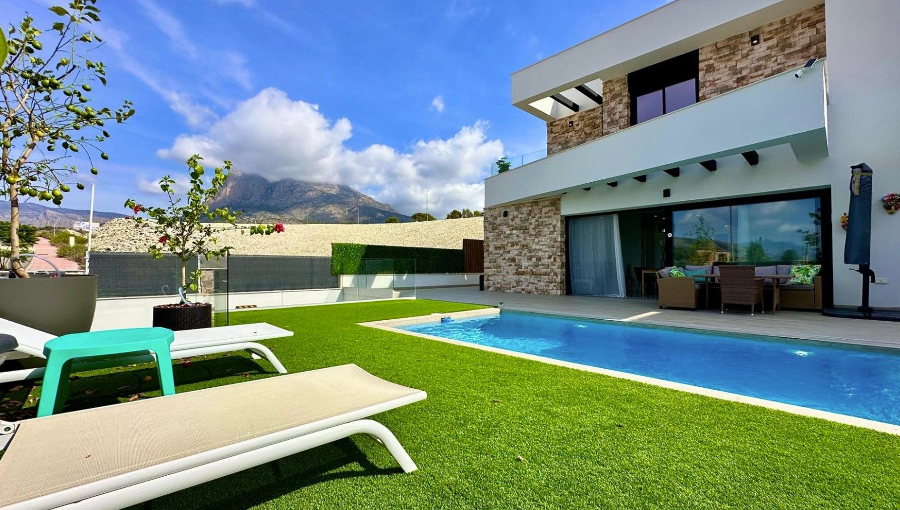 RENTAL OF MAGNIFICENT VILLA FOR LONG TERM IN FINESTRAT.