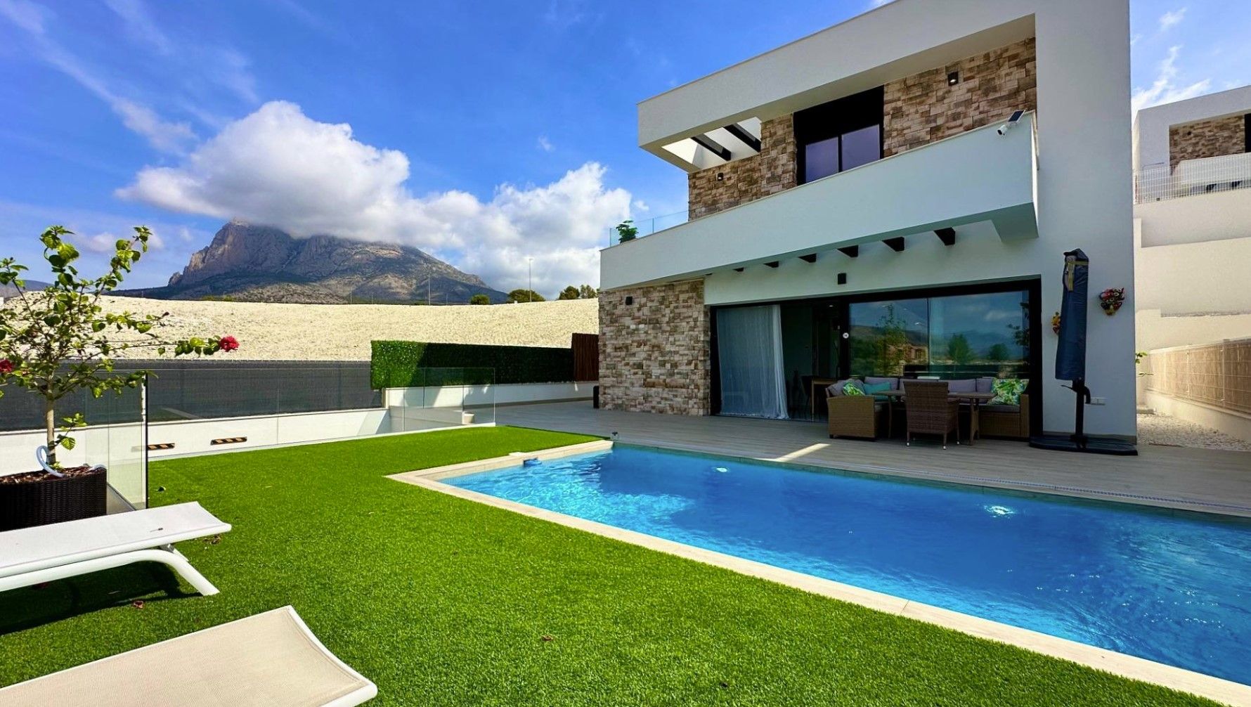 RENTAL OF MAGNIFICENT VILLA FOR LONG TERM IN FINESTRAT.