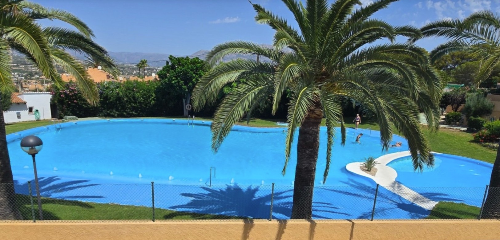 Precioso adosado cerca del mar en Albir .