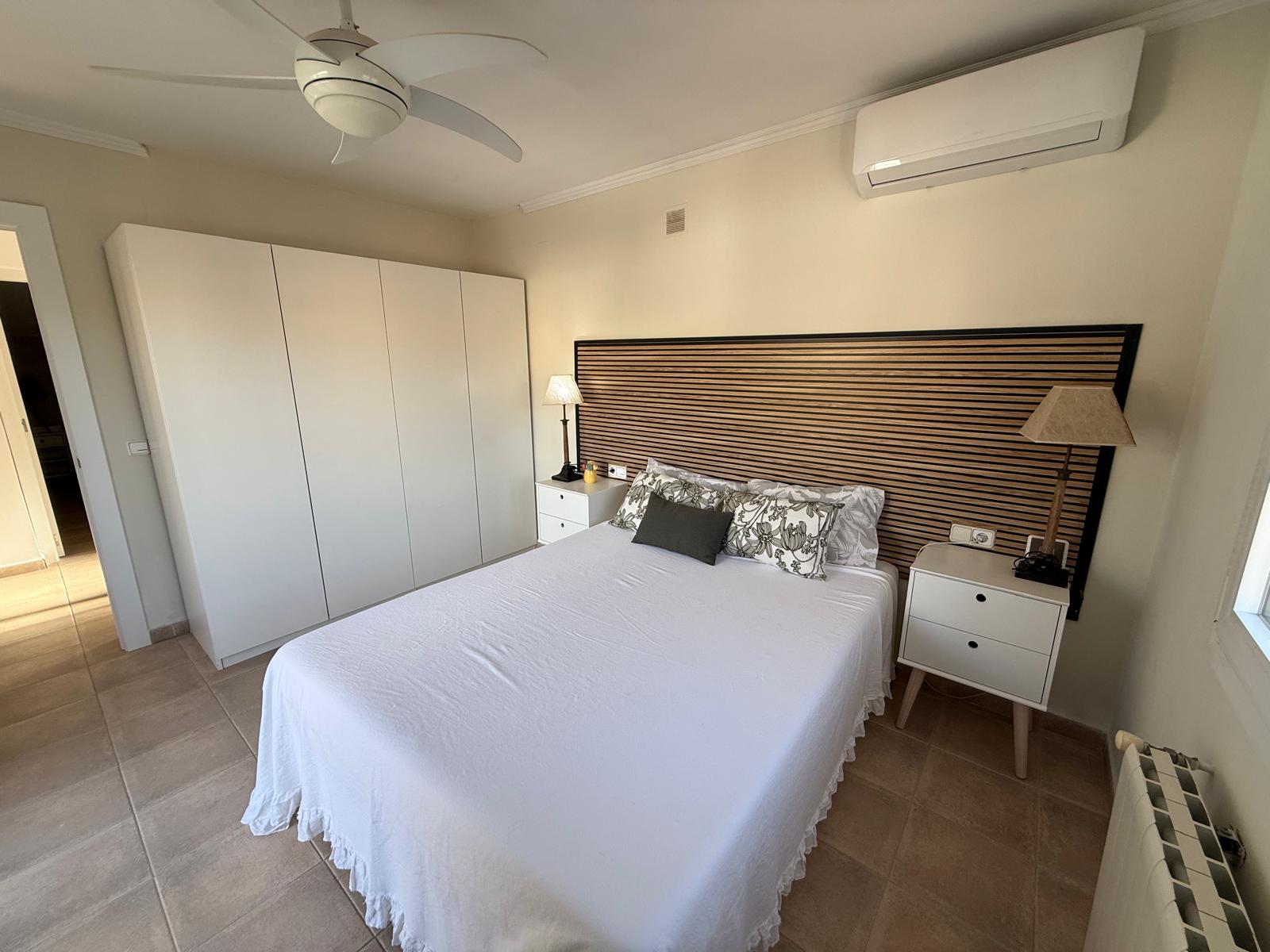 Chalet independiente con vistas a la montaña .