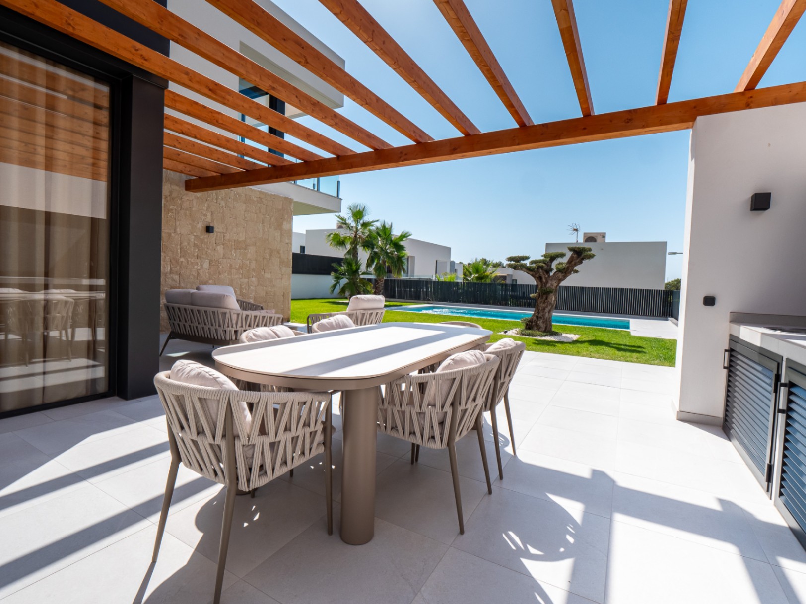 Villa en venta en Finestrat con piscina privada y jardín. Llaves en mano !