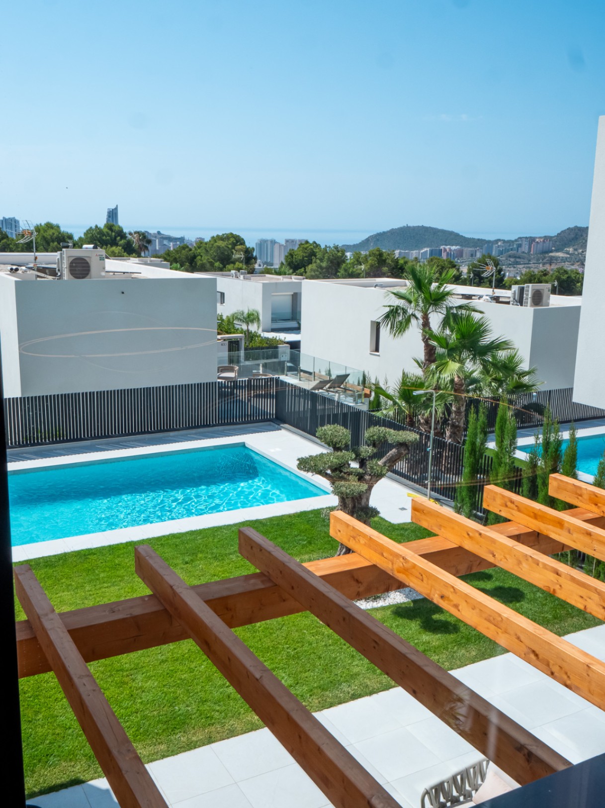 Villa en venta en Finestrat con piscina privada y jardín. Llaves en mano !