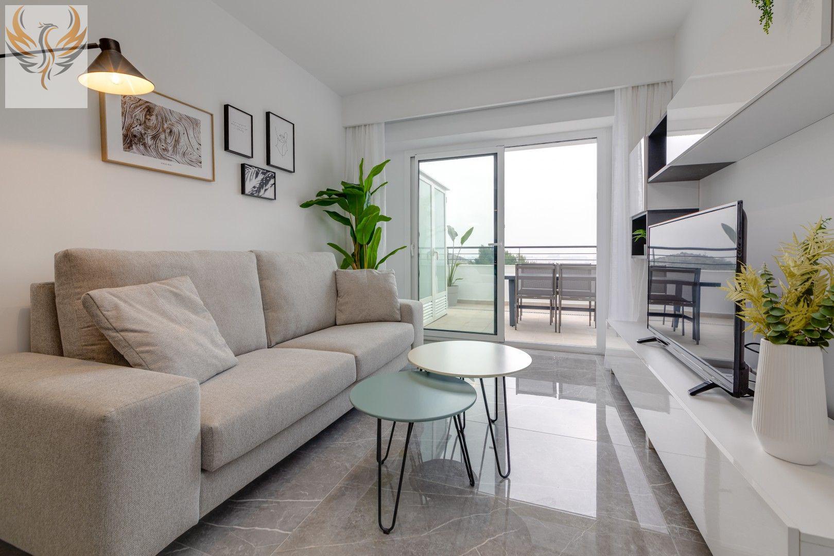Apartamento con preciosas vistas al mar y zonas verdes .