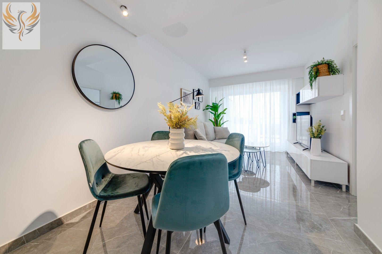 Apartamento con preciosas vistas al mar y zonas verdes .
