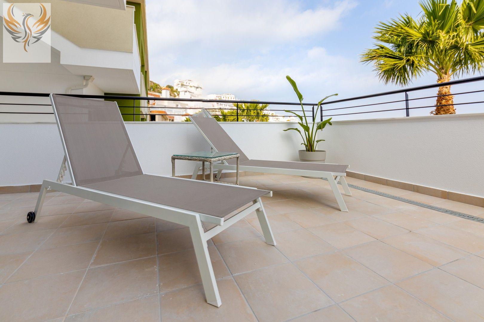 Apartamento con preciosas vistas al mar y zonas verdes .