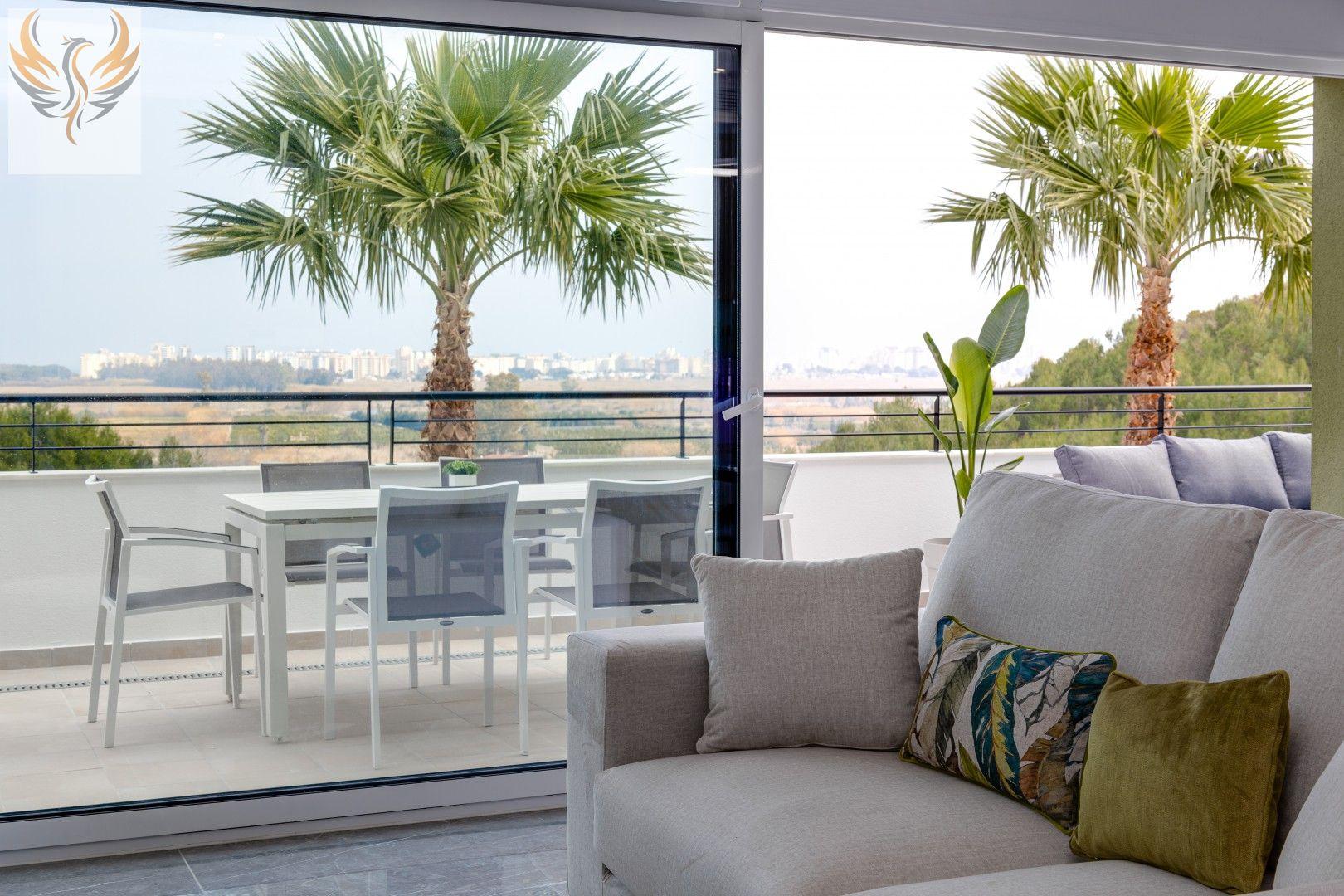 Apartamento con preciosas vistas al mar y zonas verdes .