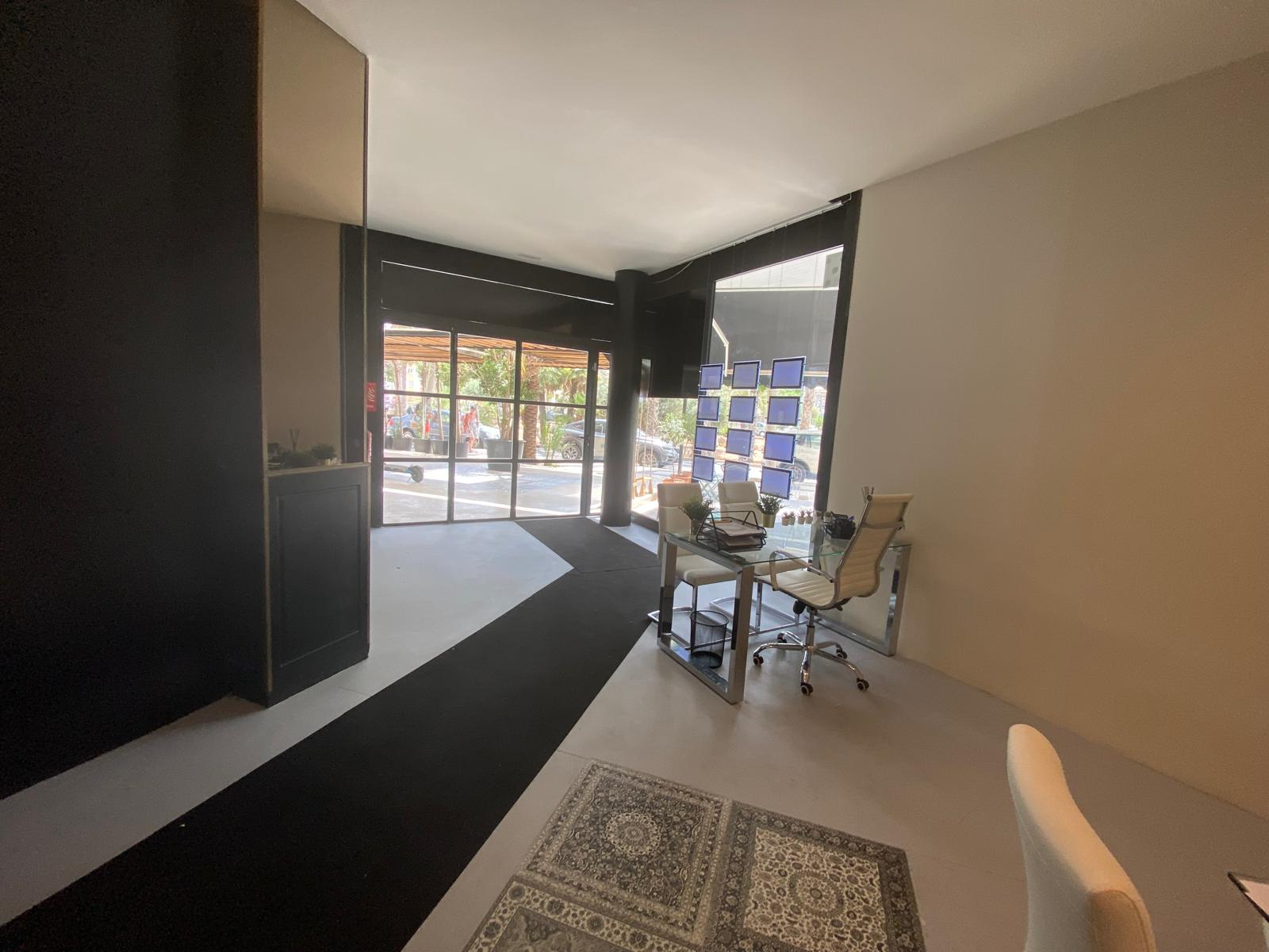 Rental of a modern commercial premises with air conditioning on Boulevard de los Musicos. OPPORTUNITY.