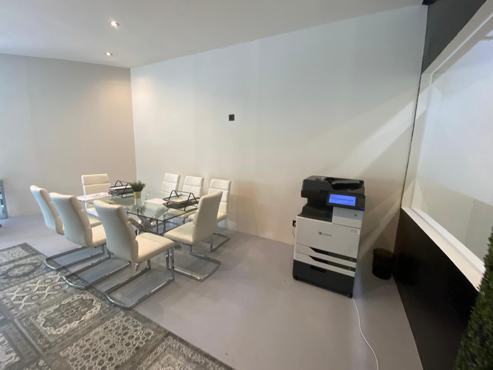 Rental of a modern commercial premises with air conditioning on Boulevard de los Musicos. OPPORTUNITY.