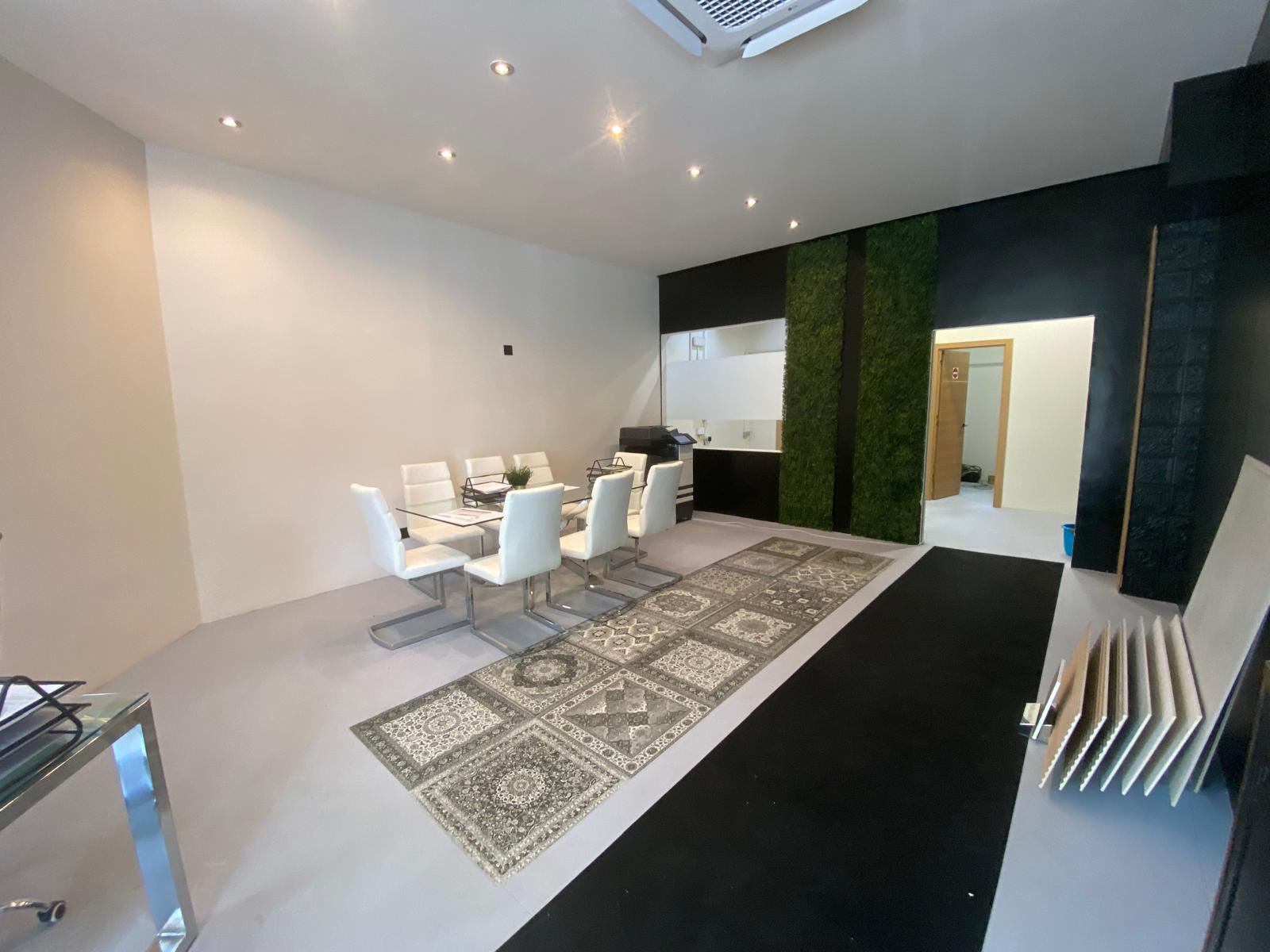 Rental of a modern commercial premises with air conditioning on Boulevard de los Musicos. OPPORTUNITY.