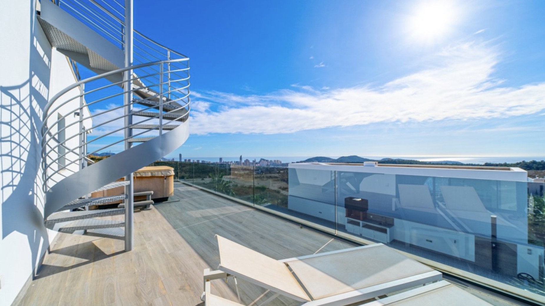 Elegante Villa con vistas al mar . 