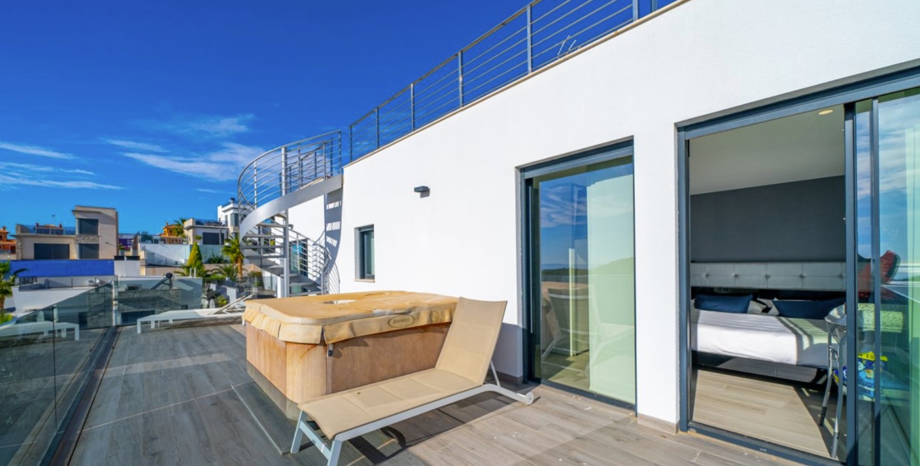 Elegante Villa con vistas al mar . 