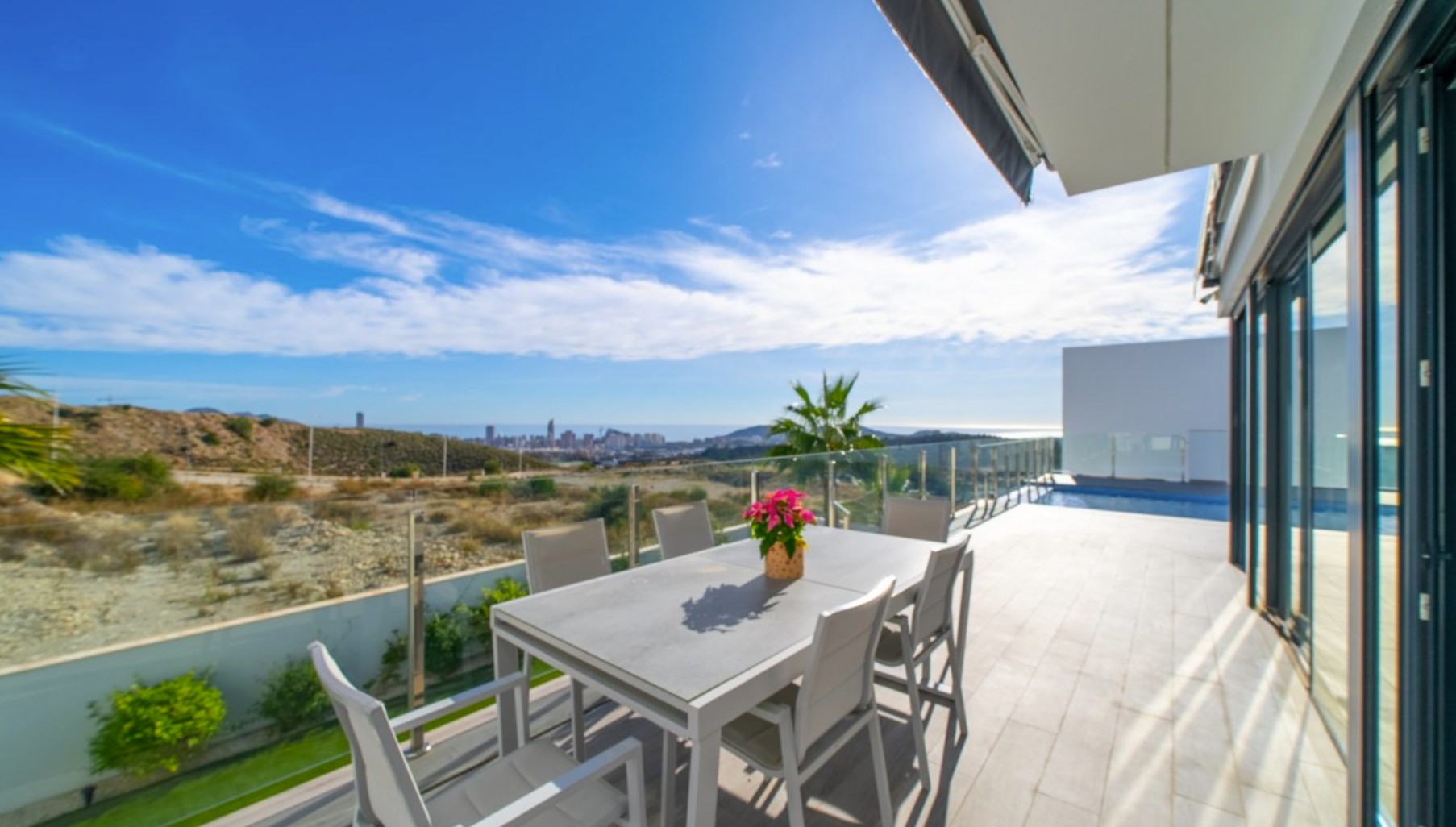 Elegante Villa con vistas al mar . 