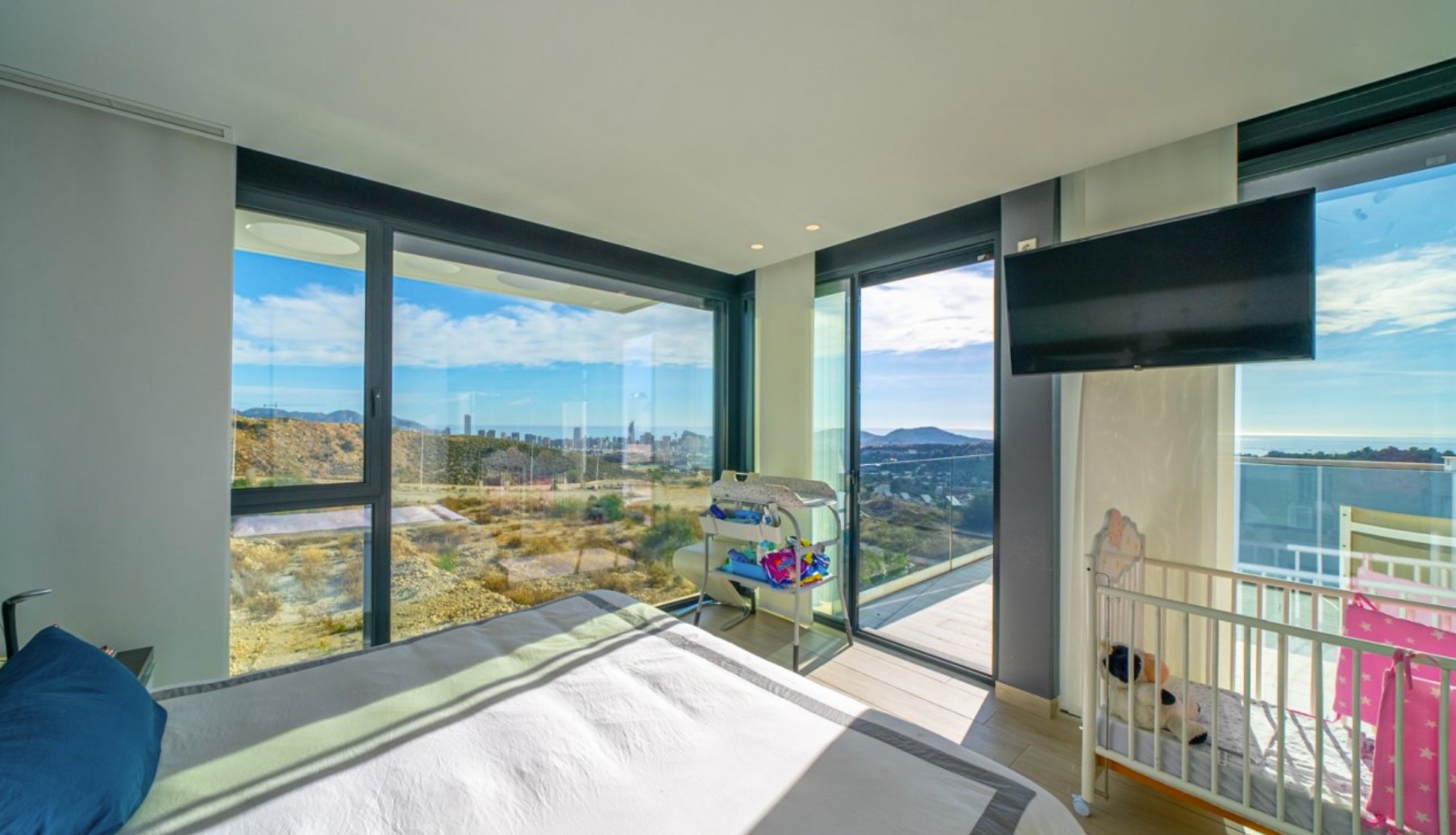 Elegante Villa con vistas al mar . 