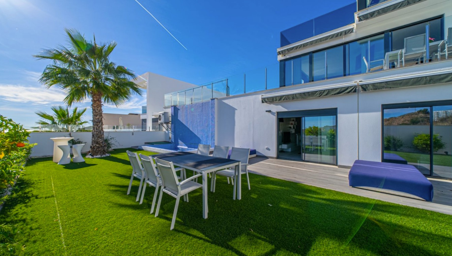 Elegante Villa con vistas al mar . 
