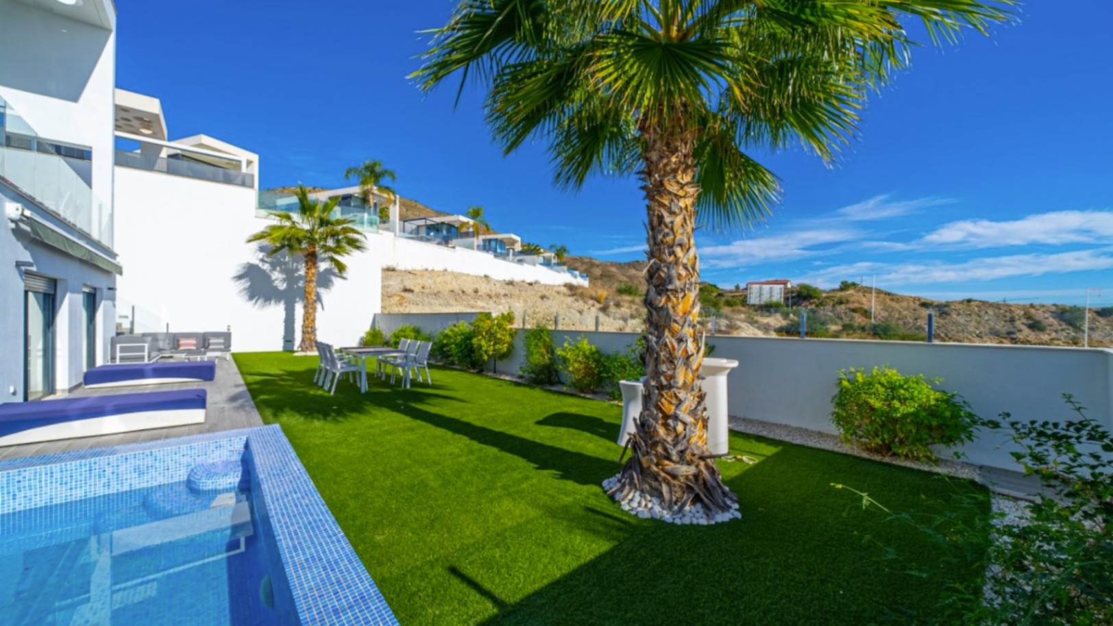 Elegante Villa con vistas al mar . 