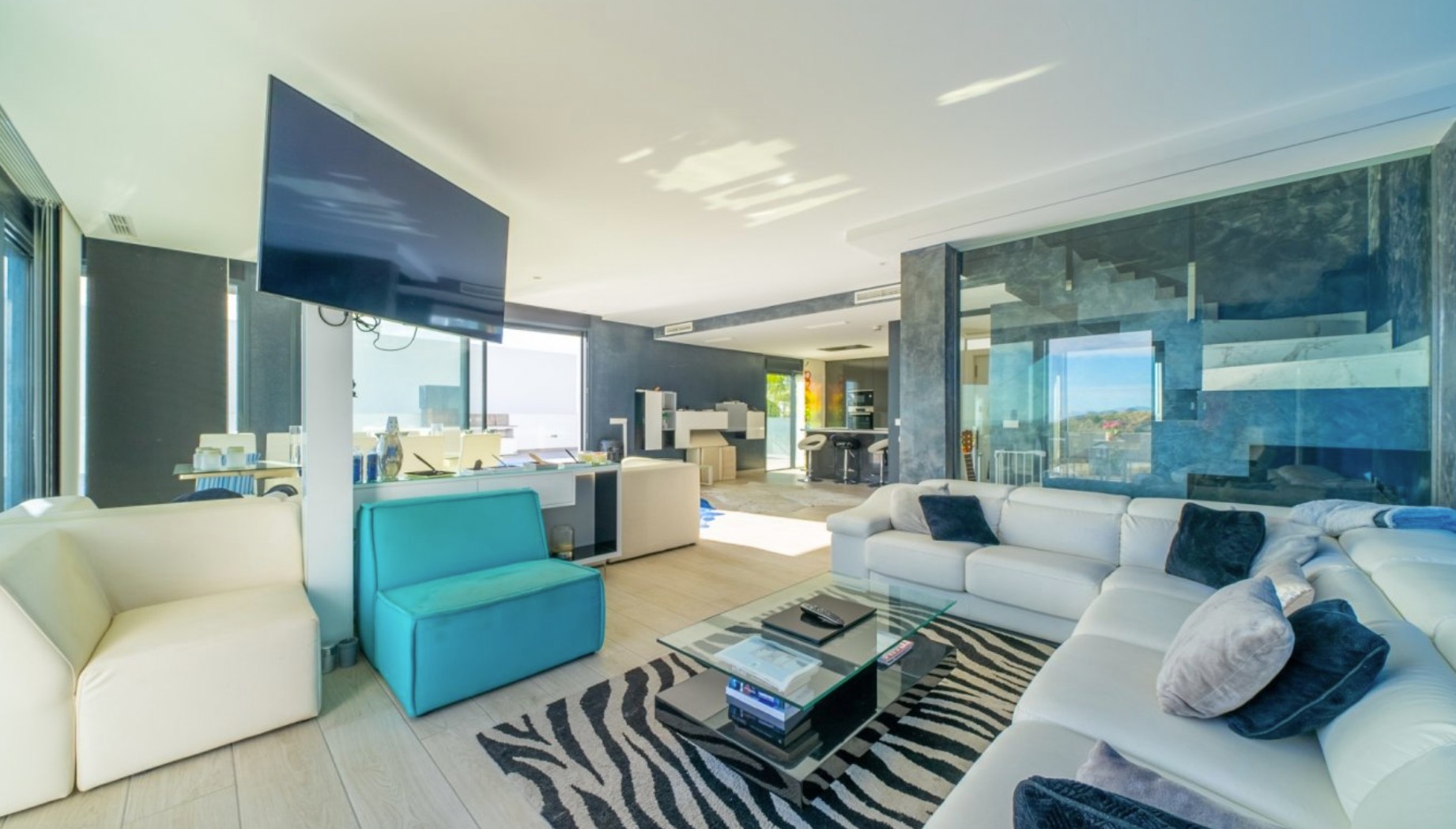 Elegante Villa con vistas al mar . 