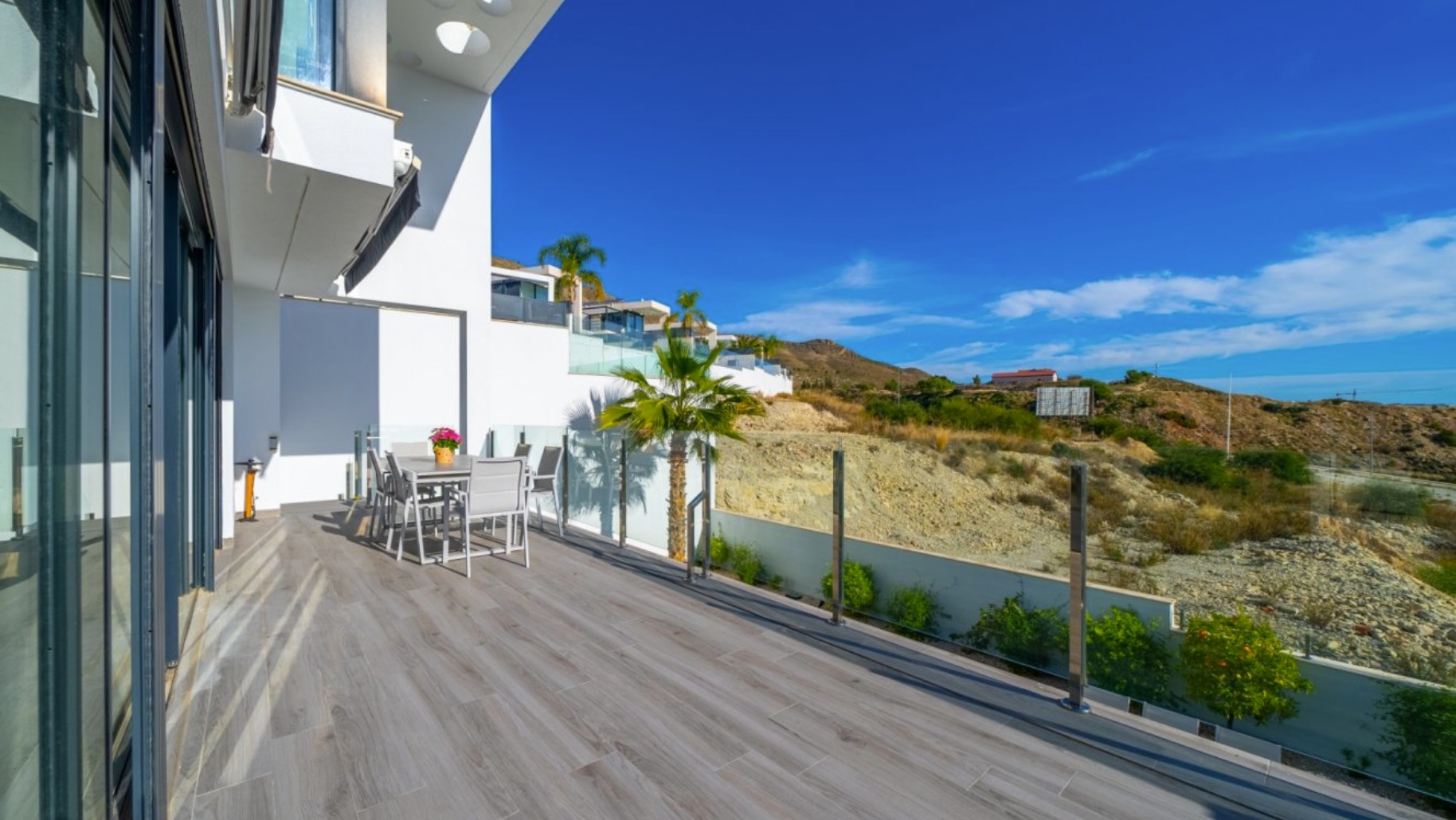 Elegante Villa con vistas al mar . 