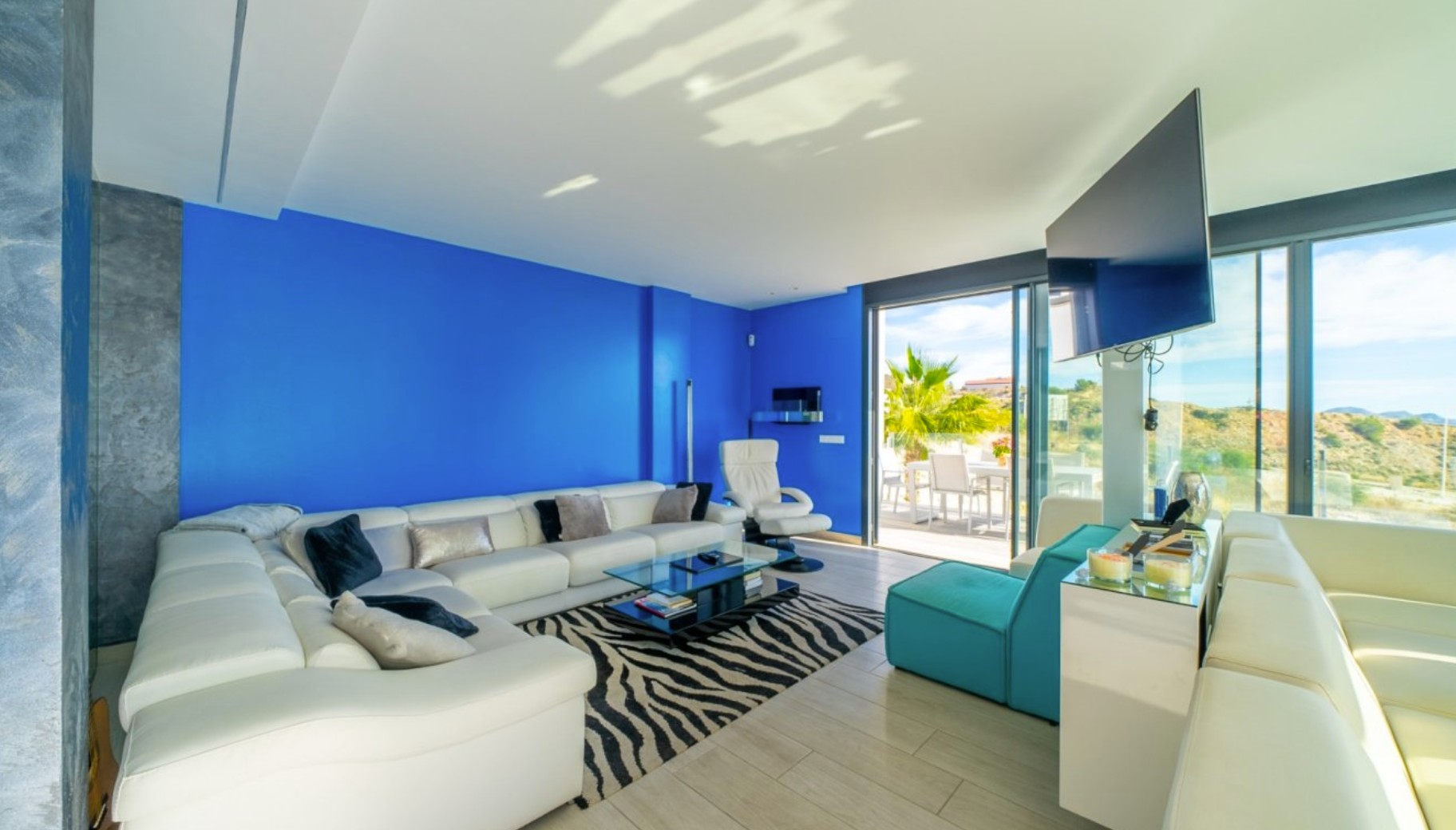 Elegante Villa con vistas al mar . 