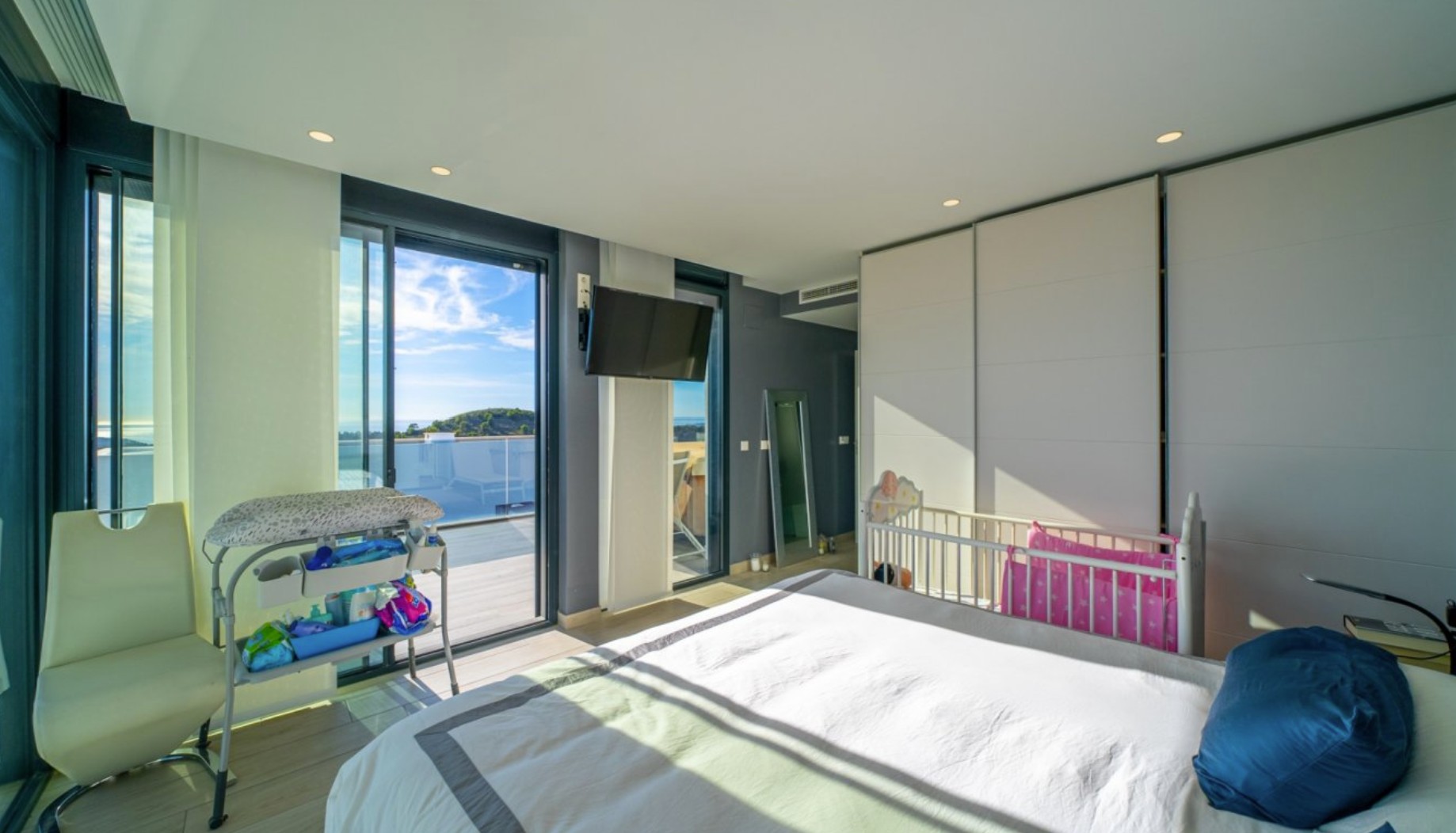 Elegante Villa con vistas al mar . 
