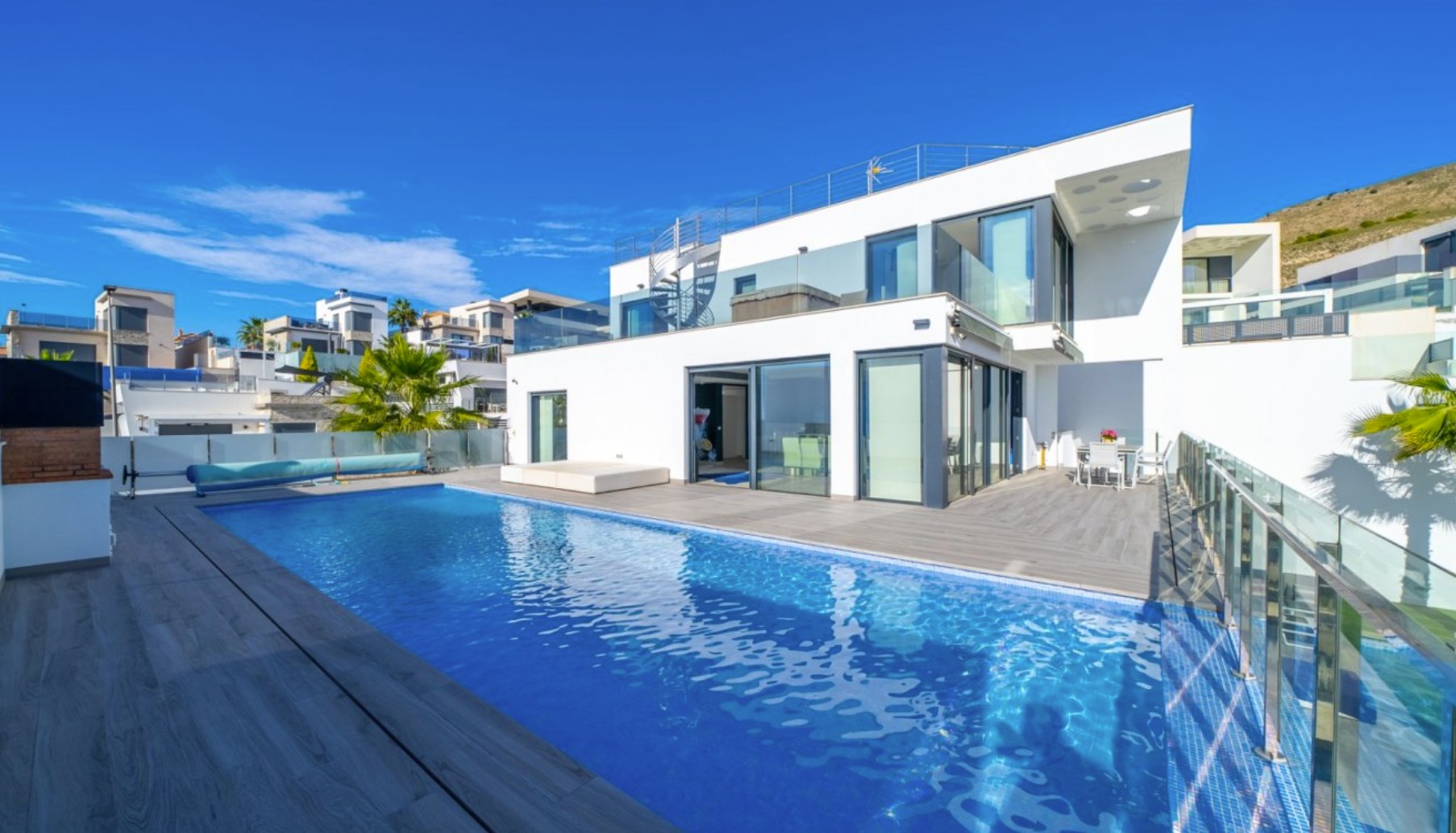 Elegante Villa con vistas al mar . 