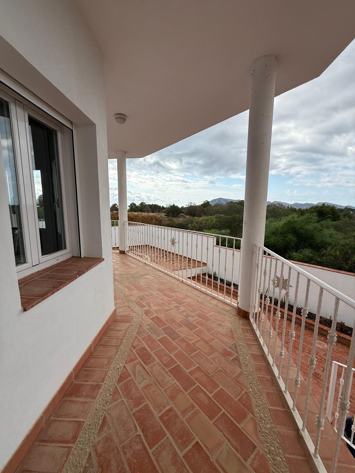 ESPECTACULAR CHALET TRIPLE CON PISCINA EN LA NUCIA