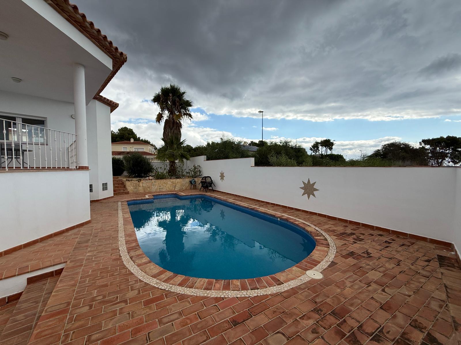 ESPECTACULAR CHALET TRIPLE CON PISCINA EN LA NUCIA