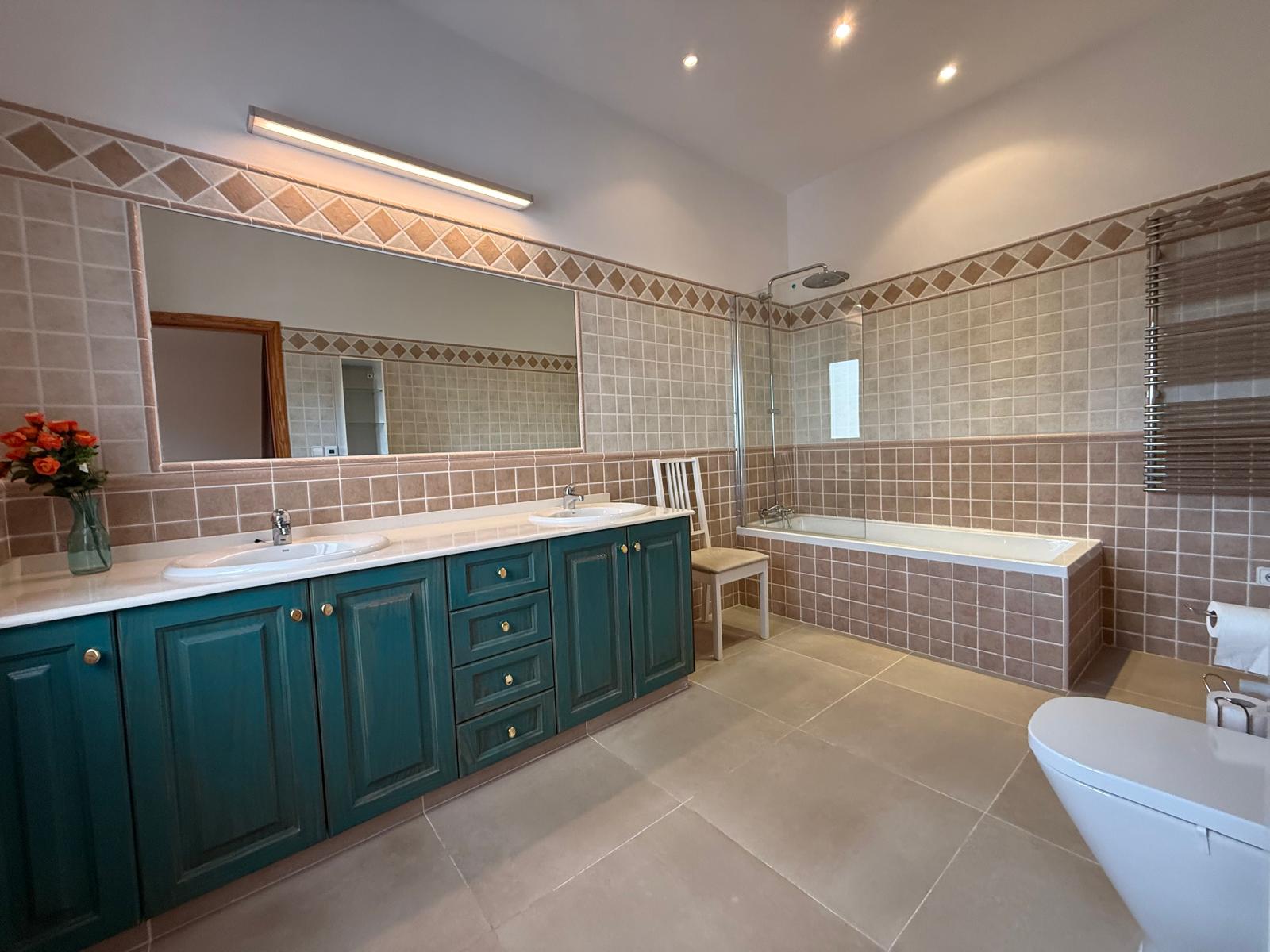 ESPECTACULAR CHALET TRIPLE CON PISCINA EN LA NUCIA