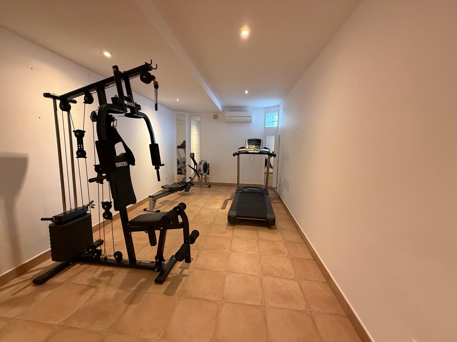 ESPECTACULAR CHALET TRIPLE CON PISCINA EN LA NUCIA