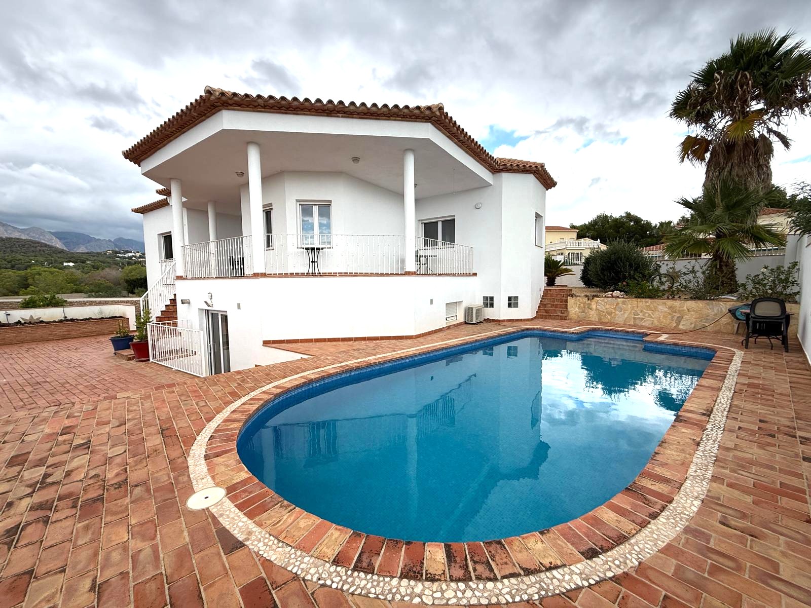 ESPECTACULAR CHALET TRIPLE CON PISCINA EN LA NUCIA