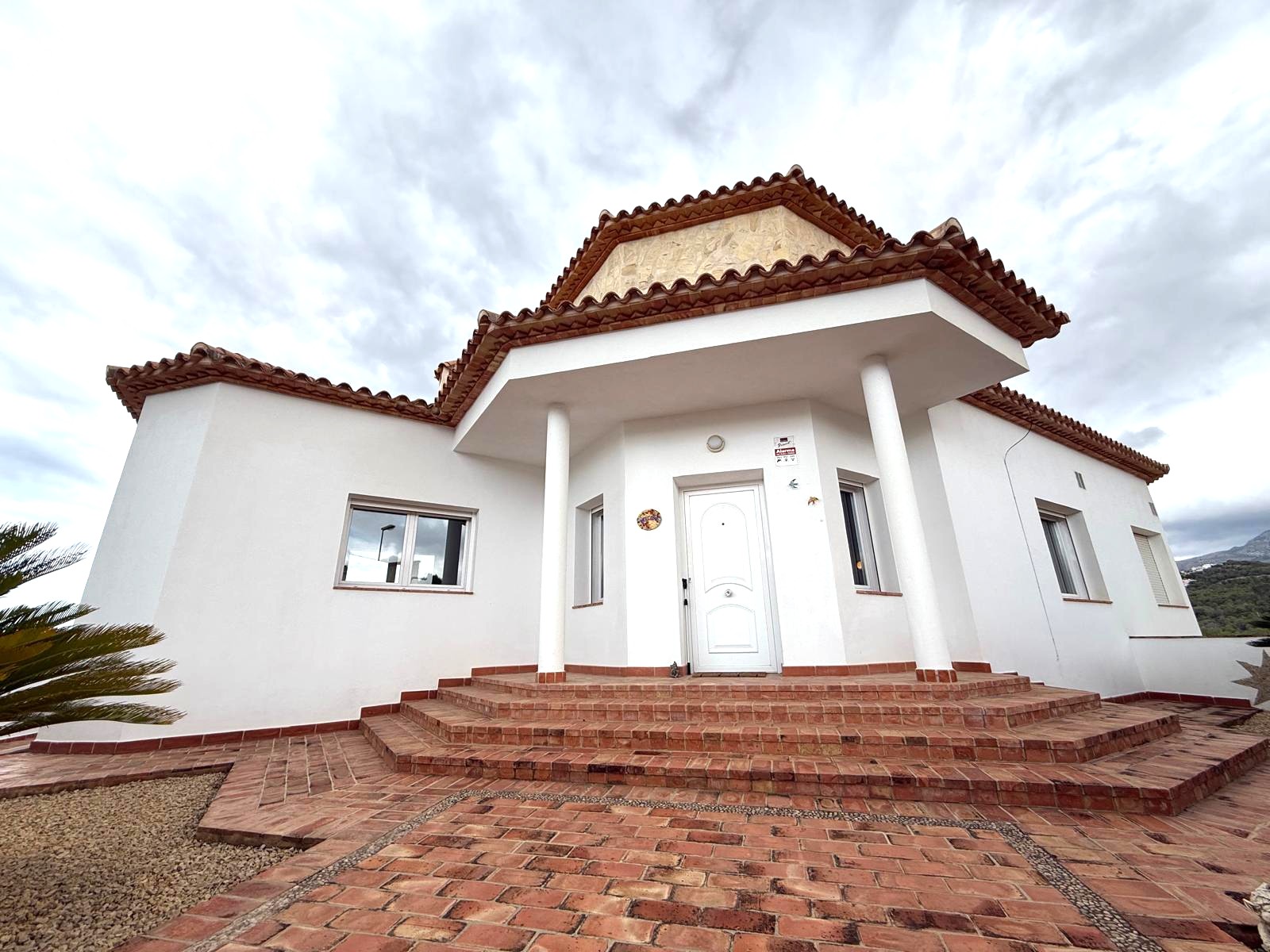 ESPECTACULAR CHALET TRIPLE CON PISCINA EN LA NUCIA