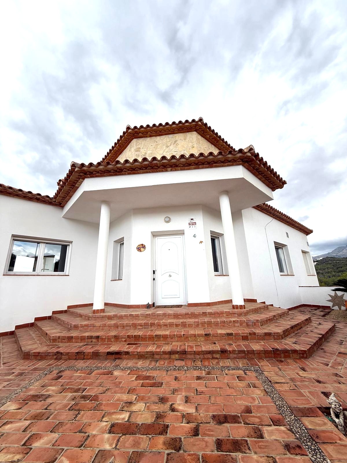 ESPECTACULAR CHALET TRIPLE CON PISCINA EN LA NUCIA